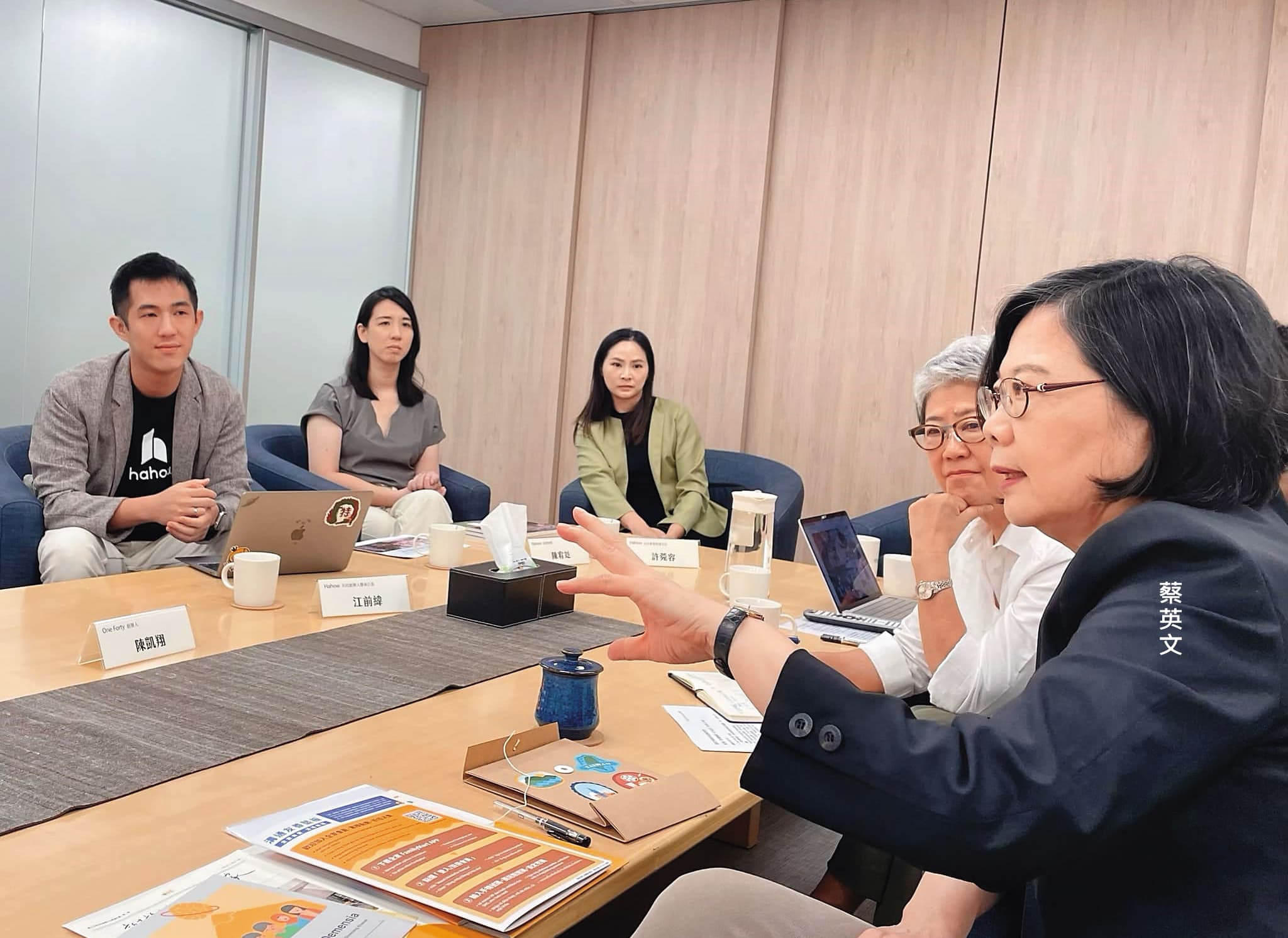 蔡英文找來學者專家及前政務官、幕僚開讀書會，地點就在她位於健保署本部大樓的辦公室內。右圖為她在該辦公室開會示意畫面。（翻攝蔡英文臉書）