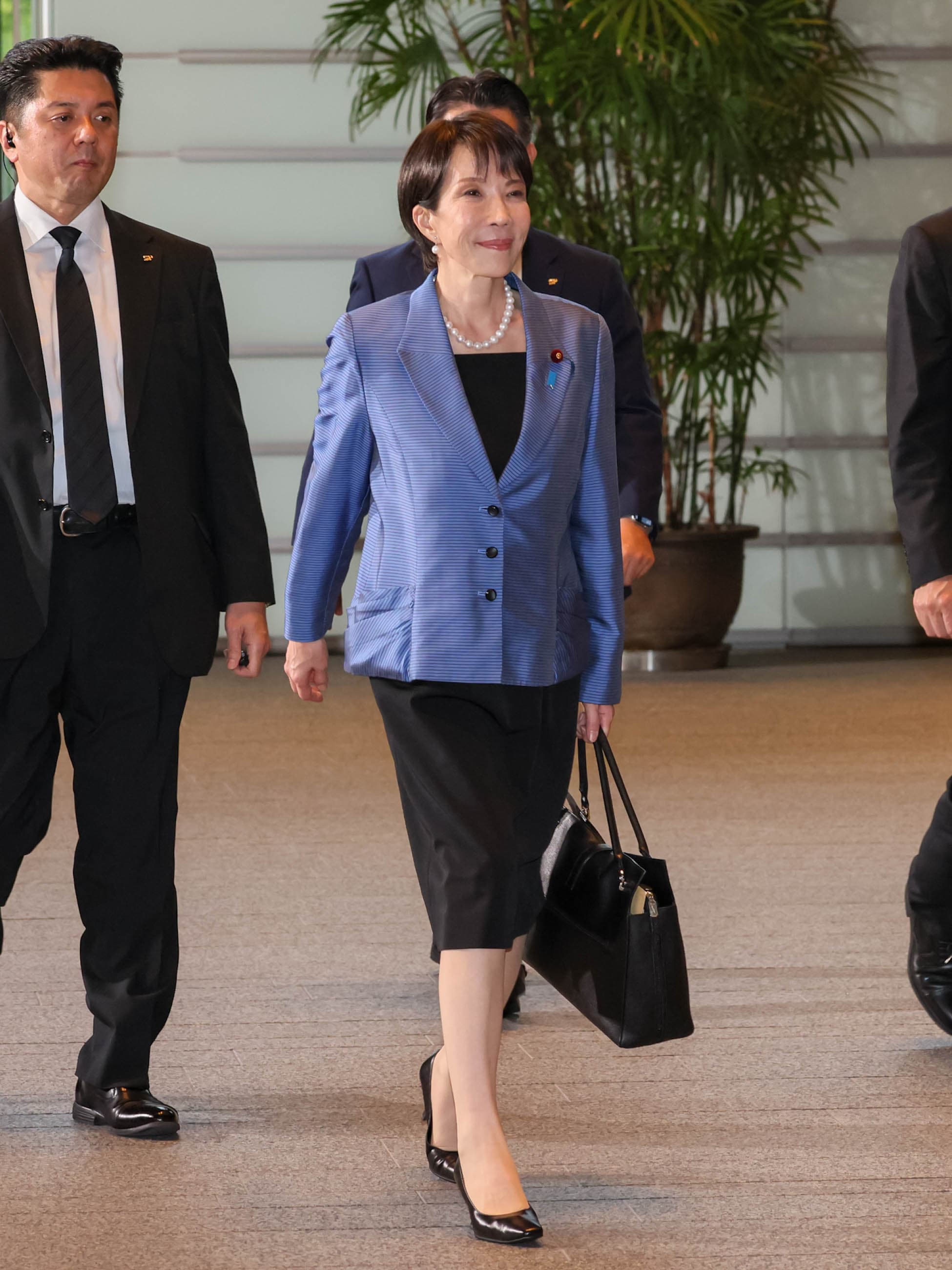 日本首位女首相高市早苗，黑色手提包一拎著就氣場十足。（翻攝首相官邸官網）