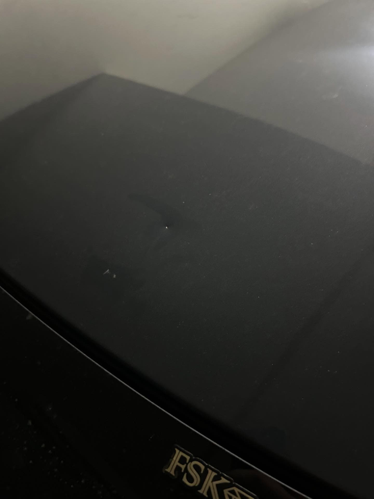先前另一名網友的轎車就遭該工地的高空落石砸中，車頂出現明顯凹痕。（翻攝自threads @su_dada1226）