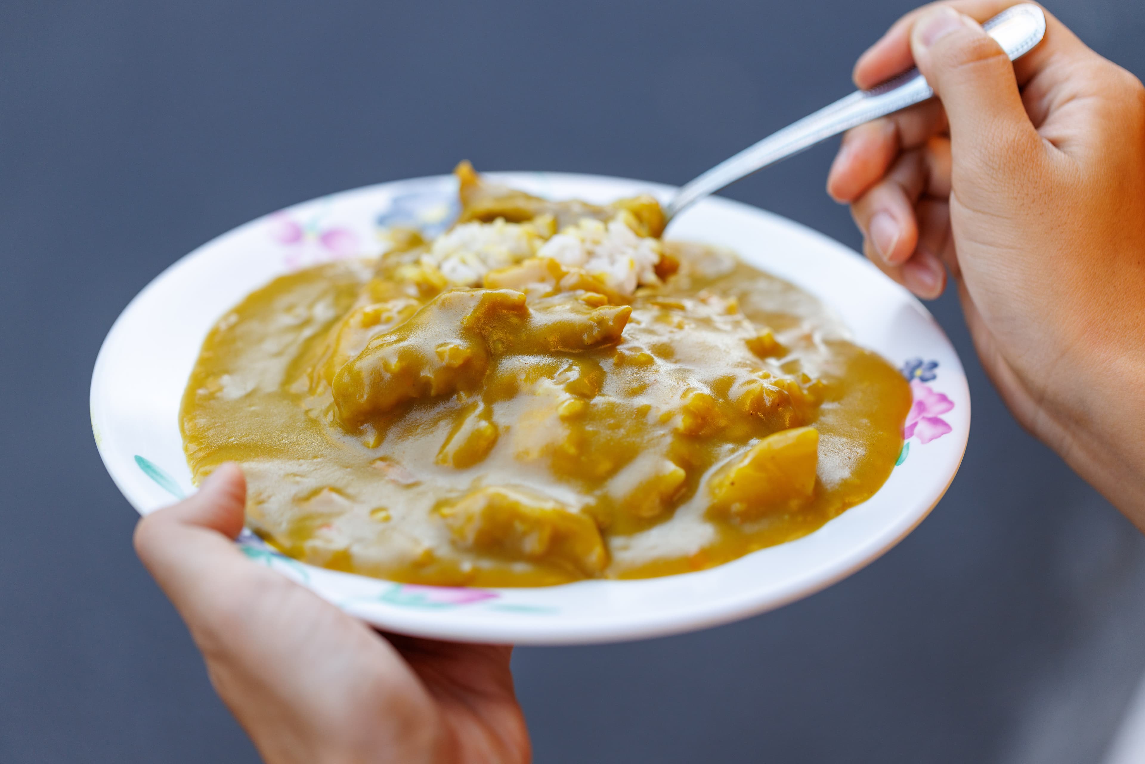 這盤「咖哩飯」飄散薑黃香氣，是基隆人吃不膩的主食。（70元／份）