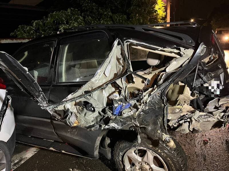 黑色轎車首當其衝，遭強大撞擊，後半部車身幾乎成了廢鐵。（翻攝畫面）