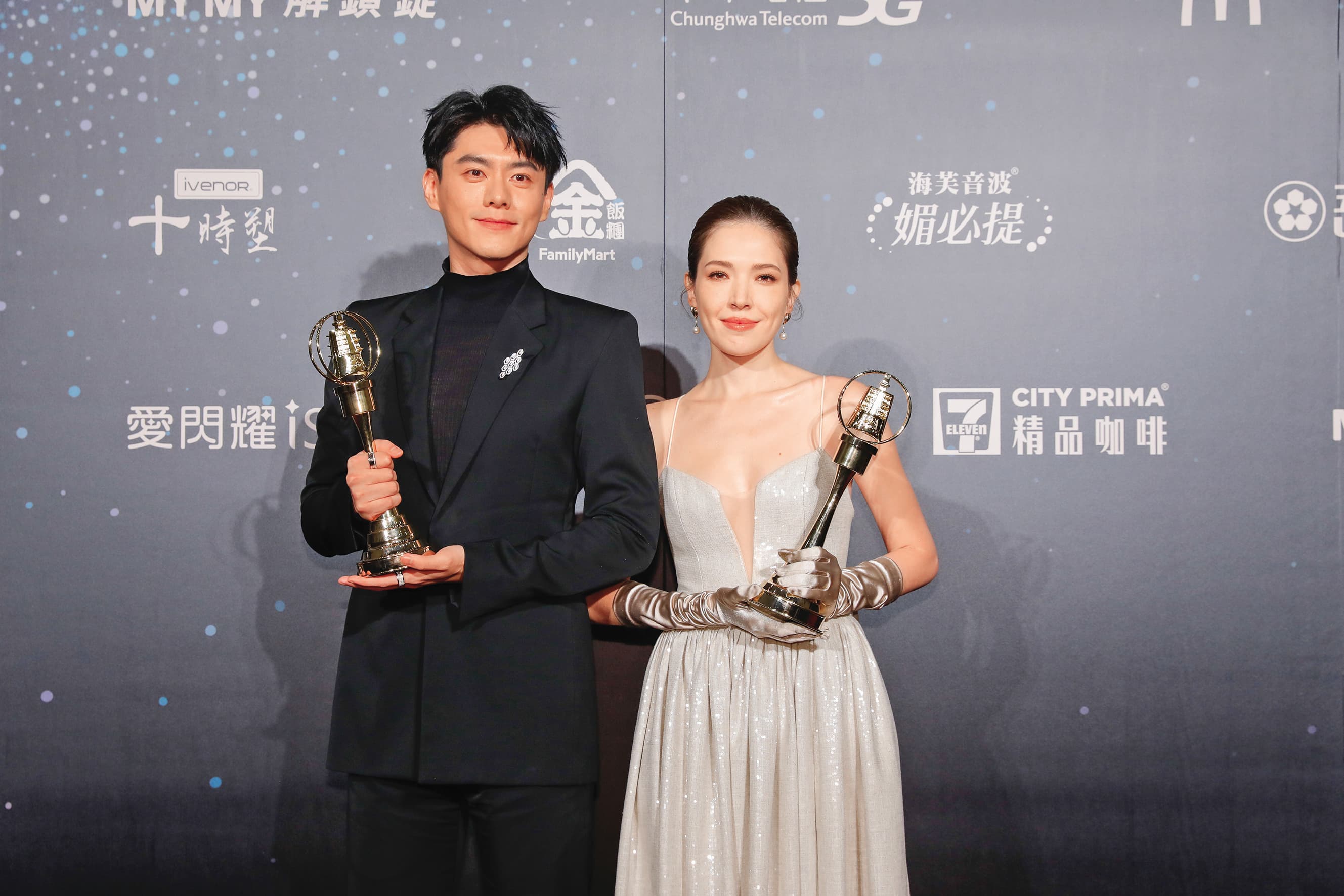 許瑋甯（右）和李程彬（左）合作《她和她的她》，2023年雙雙拿下金鐘獎迷你劇集男女主角獎。