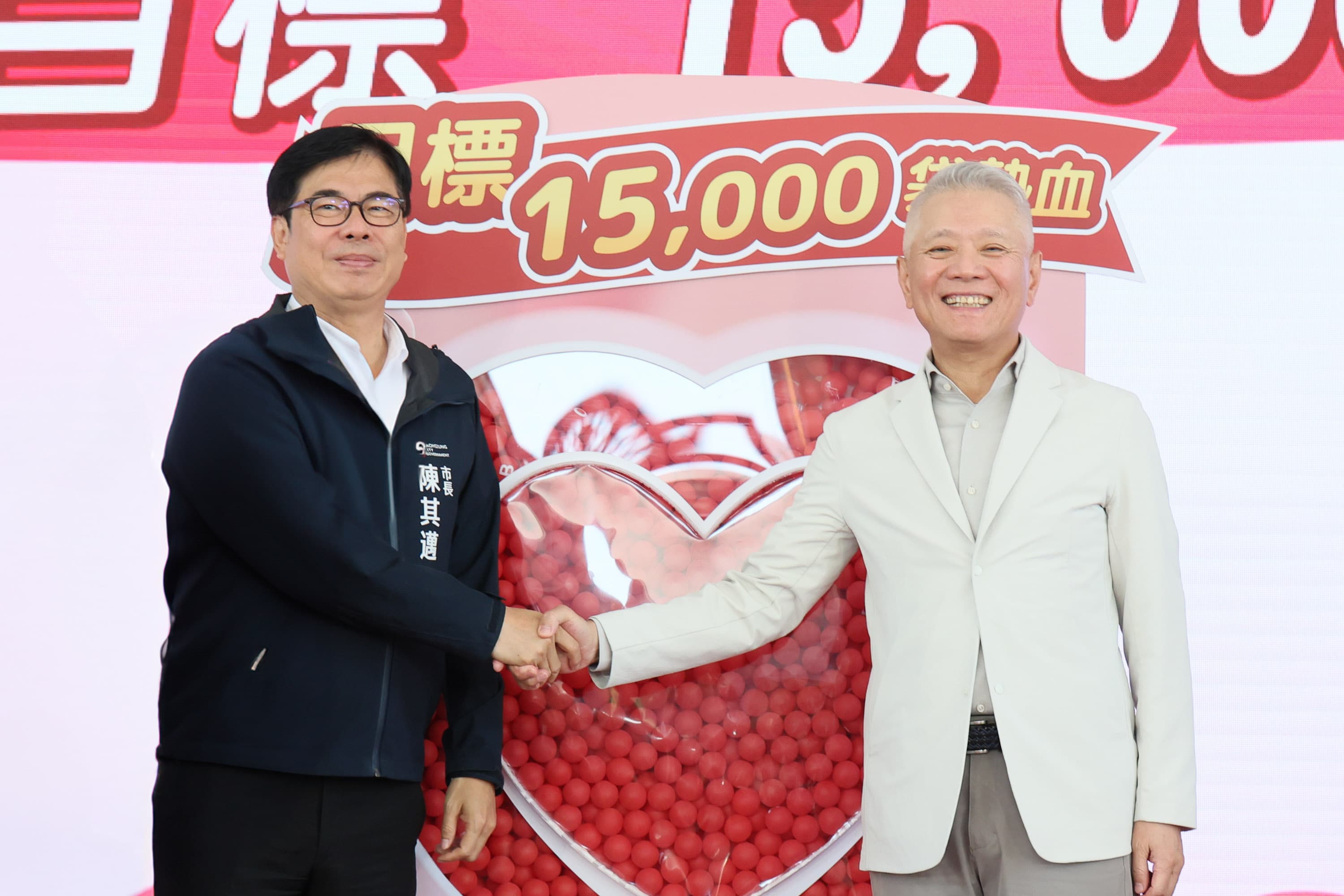 陳其邁對於戴永輝3年來全力支持捐血活動，解台灣血庫缺血之急相當佩服。（大大數位基金會提供）