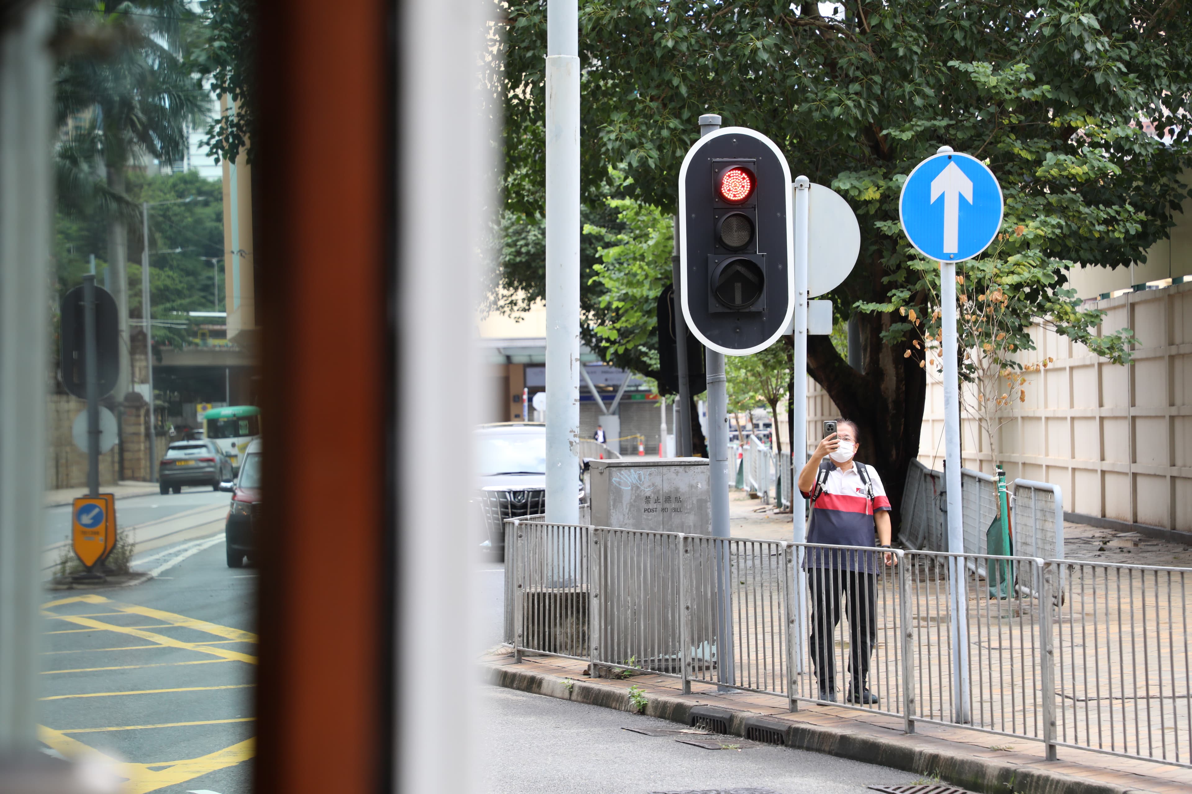 路上行人見到麥兜復古電車經過又驚又喜，紛紛拿出手機拍照留念。