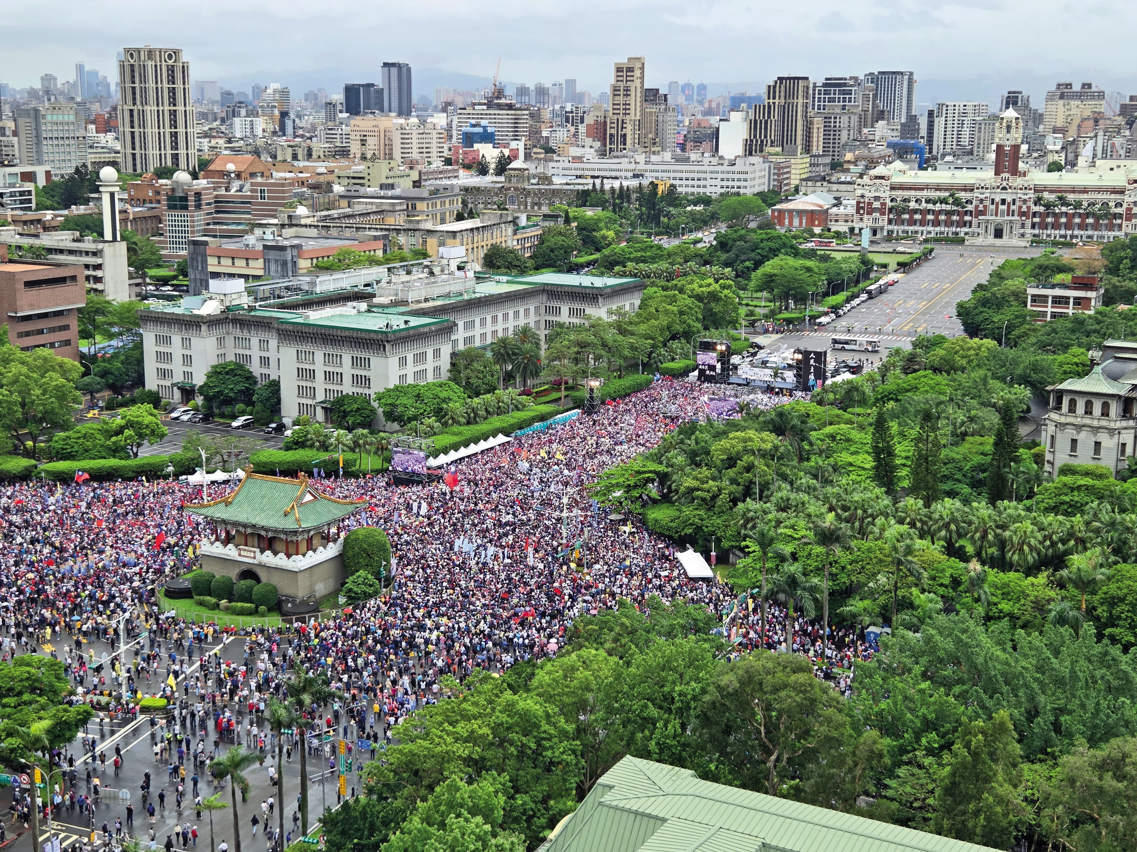 國民黨426在凱道舉辦「戰獨裁」示威抗議，反而催出另一波罷藍連署。（鏡報新聞網）