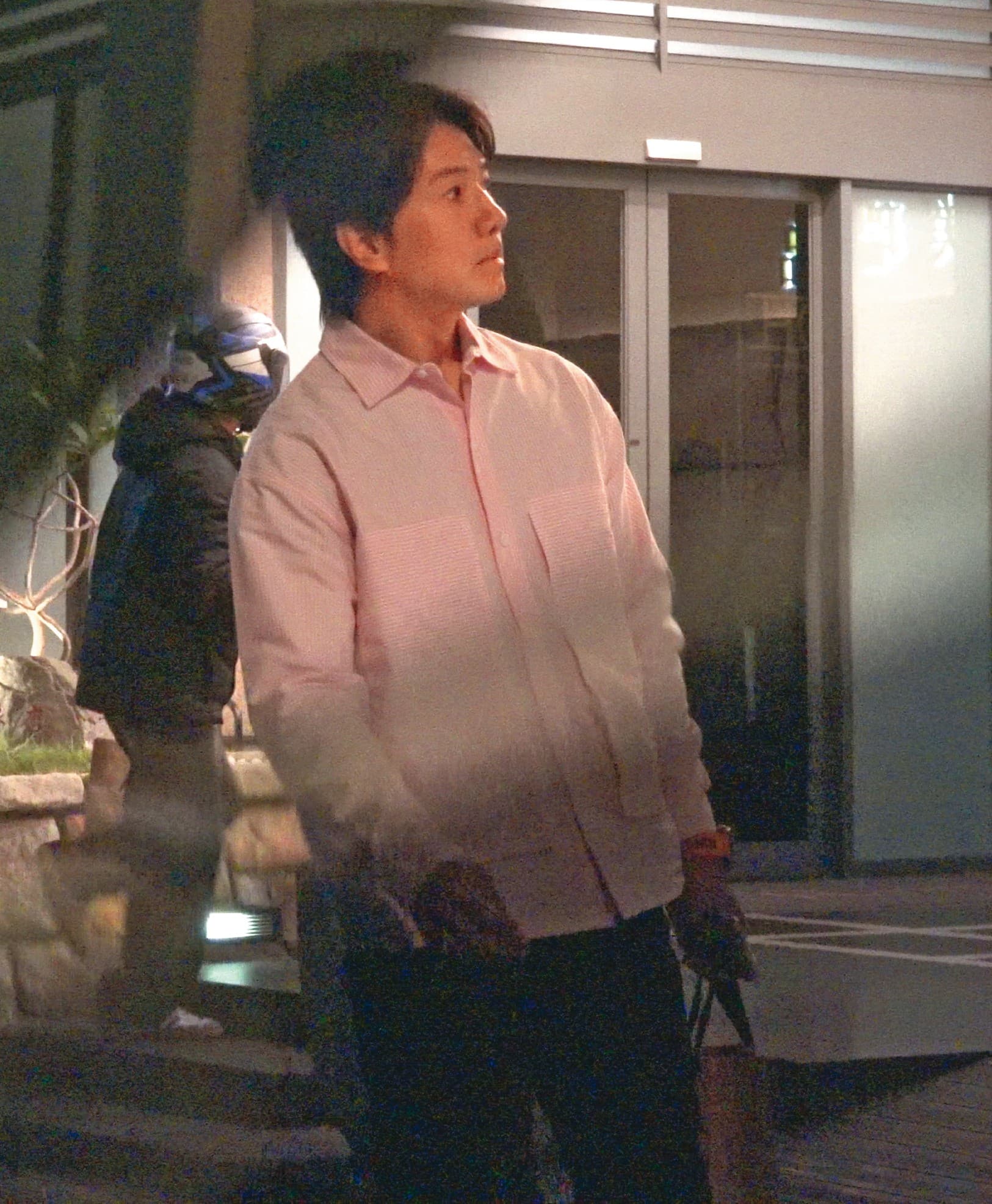 當晚楊千霈男友Jeremy穿上粉紅色襯衫，搭配dress code並拿著特製蛋糕入場。
