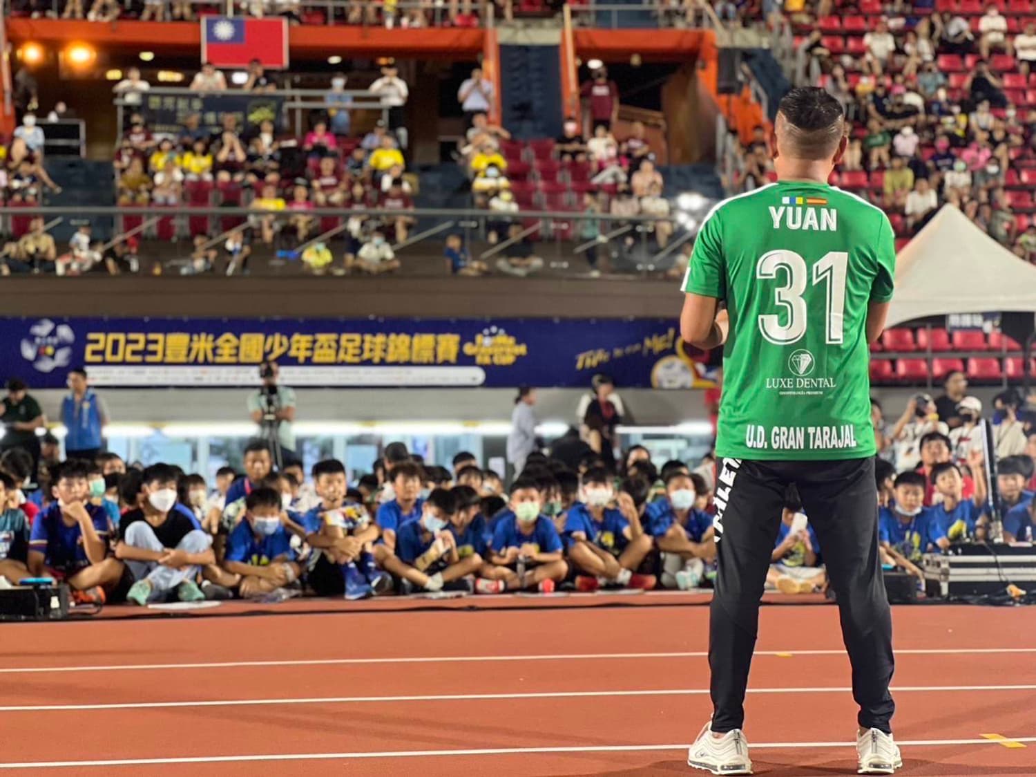 今年6月施俊豪主導舉辦的豐米全國少年盃足球錦標賽被譽為台灣史上最高規格。（施俊豪提供）