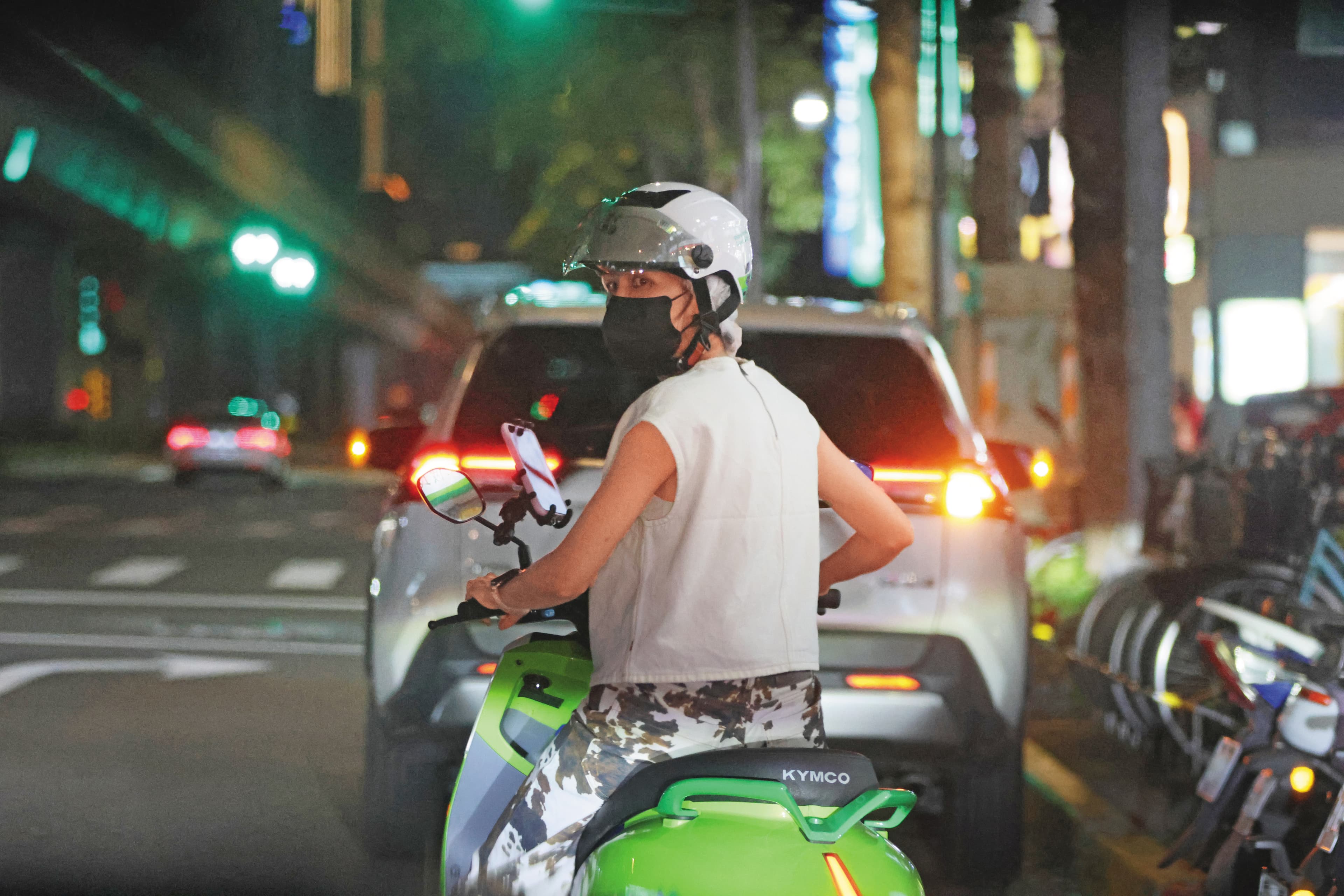 7/8，19：28，曾沛慈熟練的騎著共享機車，一下子就消失在下班車陣中。