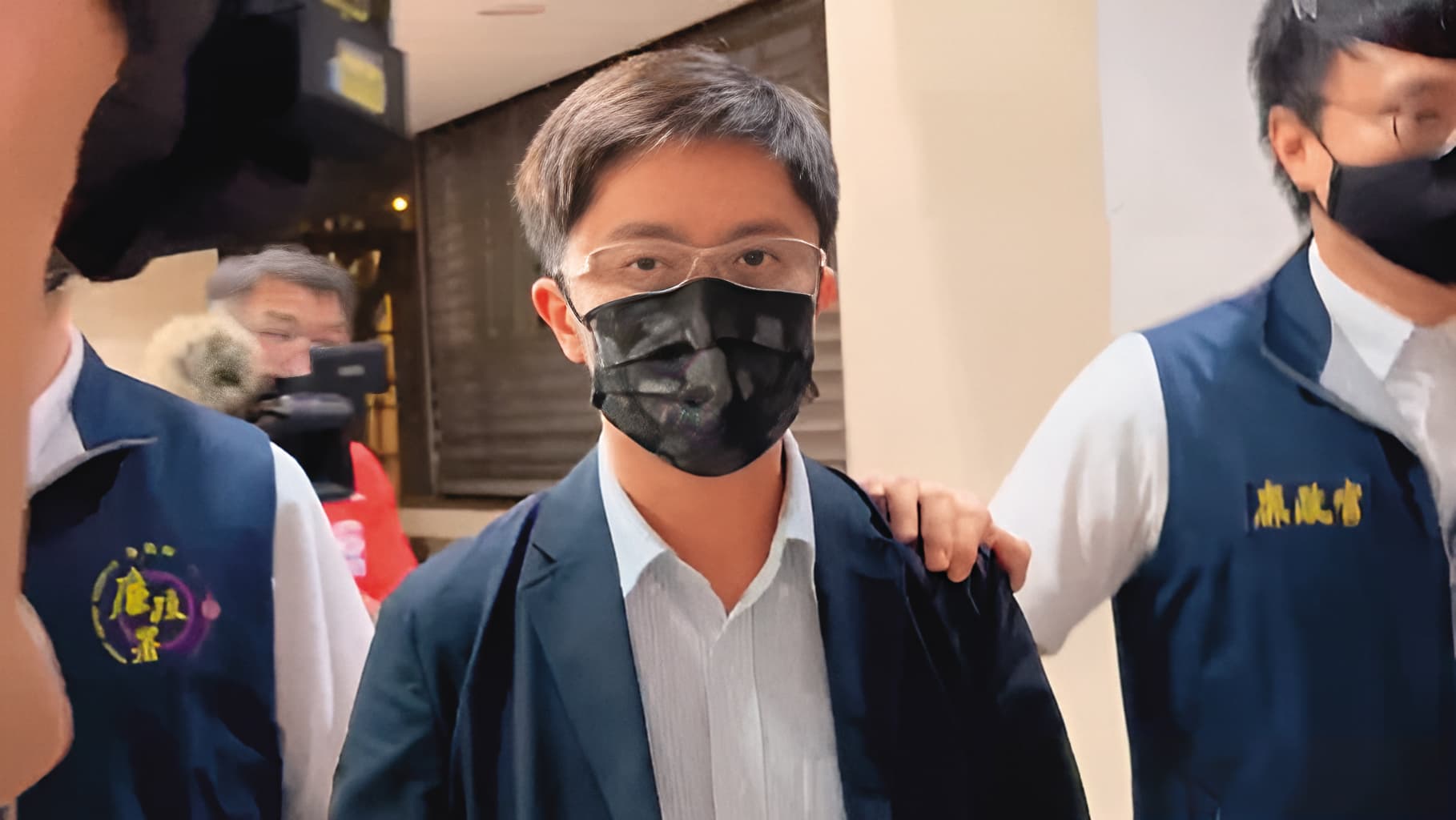 台通光董座李慶煌的兒子李嘉豪（中）因涉嫌內線交易遭收押，檢廉懷疑他通報親友在利多消息前事先買股，不法獲利上億元。（ETtoday授權）
