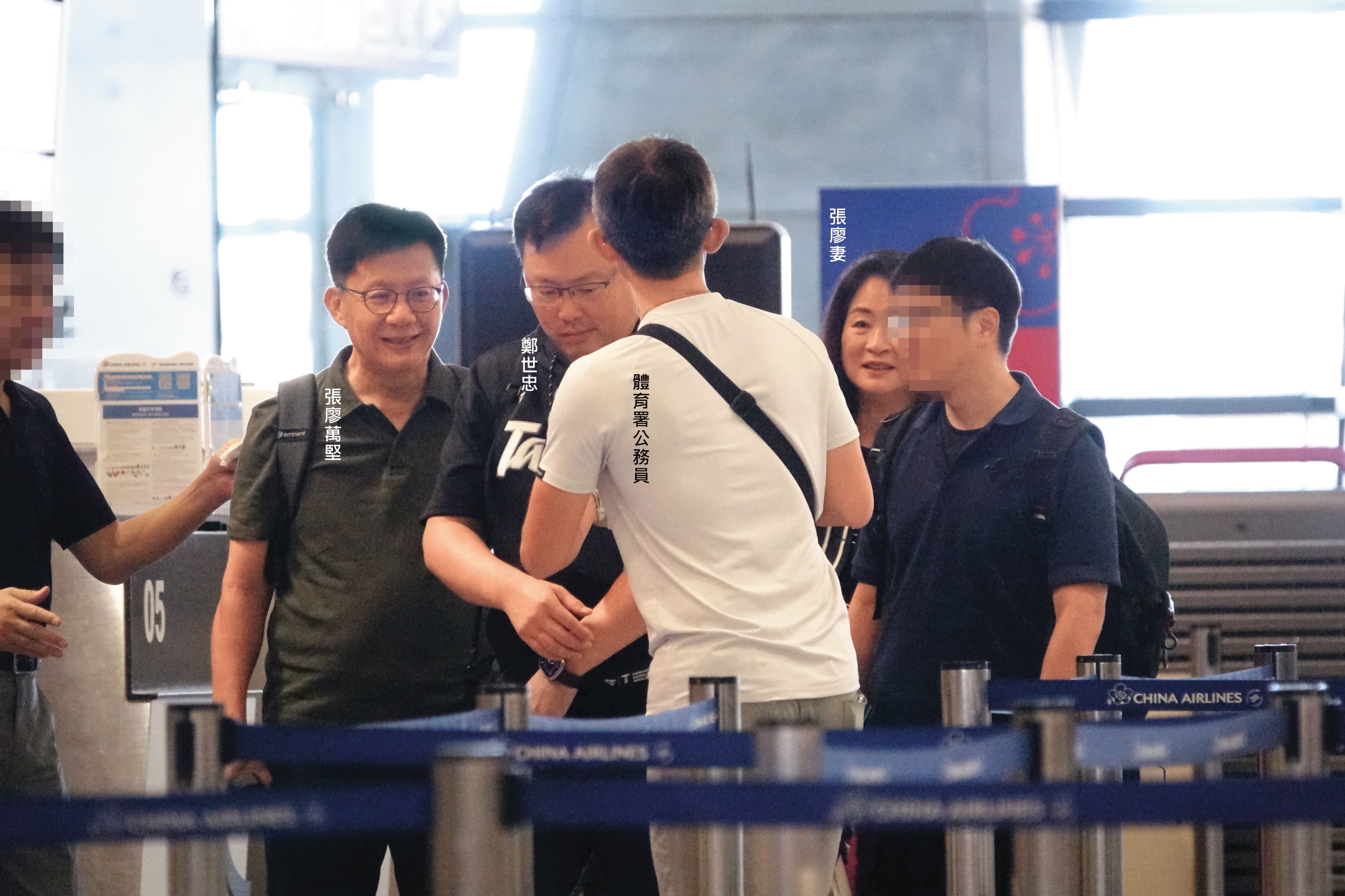 體育署長鄭世忠與張廖夫妻在體育署公務員協助下，火速辦理完登機手續。