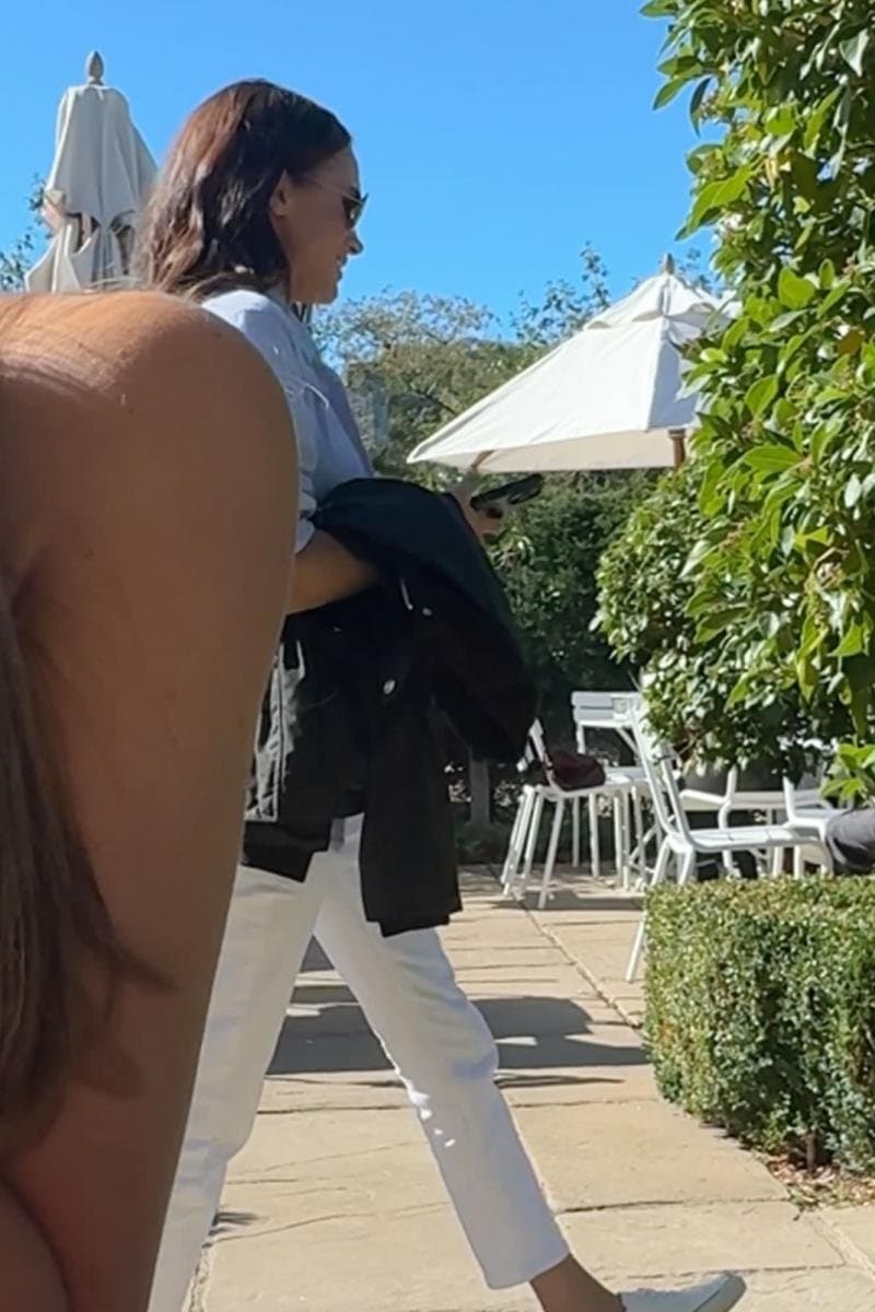 梅根現身酒吧，淺藍色上衣搭配白色長褲及球鞋，相當休閒。（翻攝X@LyleSckeepers）