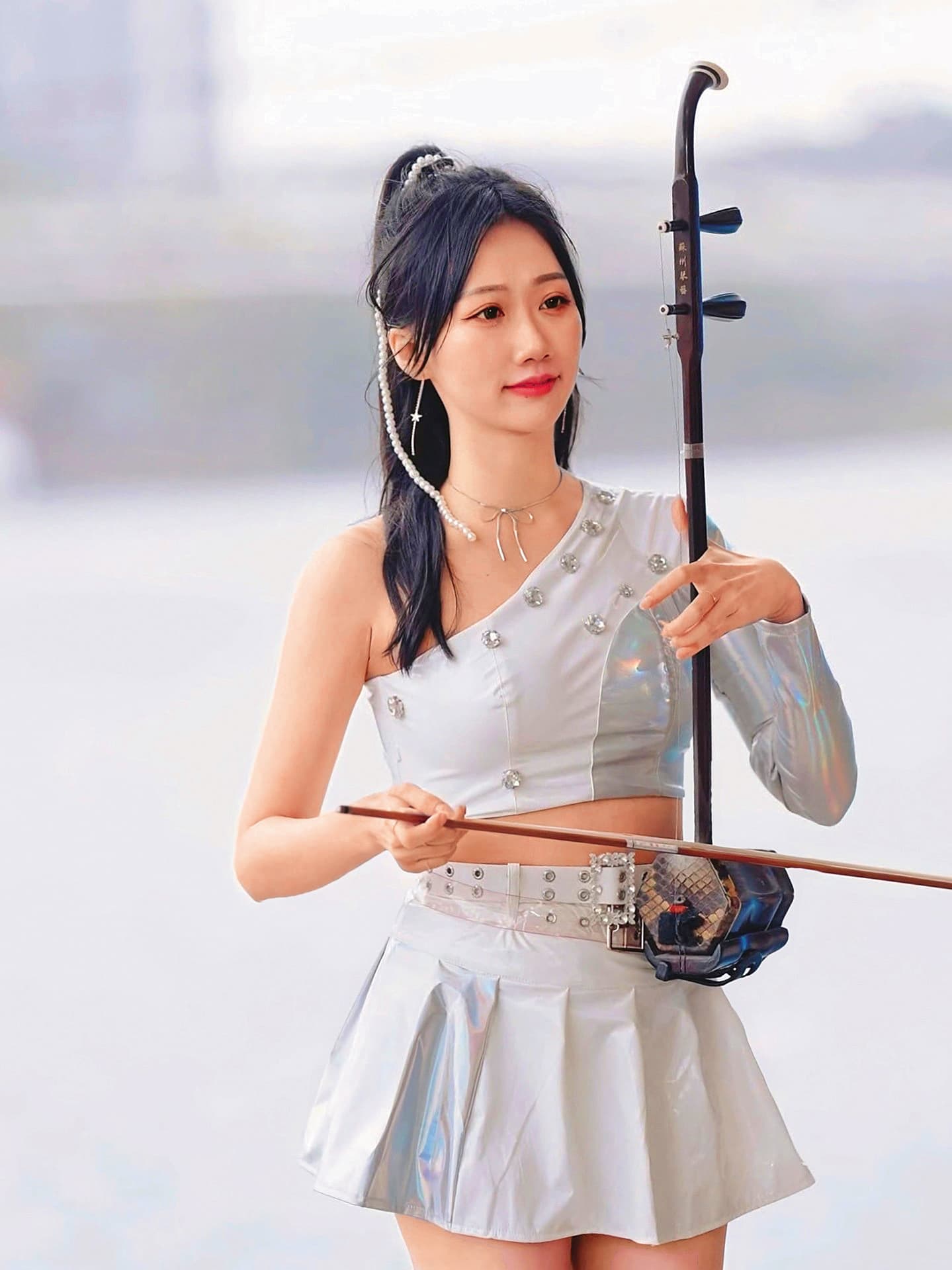 小倢熱愛音樂，去年樂團舉行音樂會「The Way of THE CHOSENs天選之路」，象徵團隊從選擇、蛻變到綻放的旅程。（翻攝自小倢zora IG）