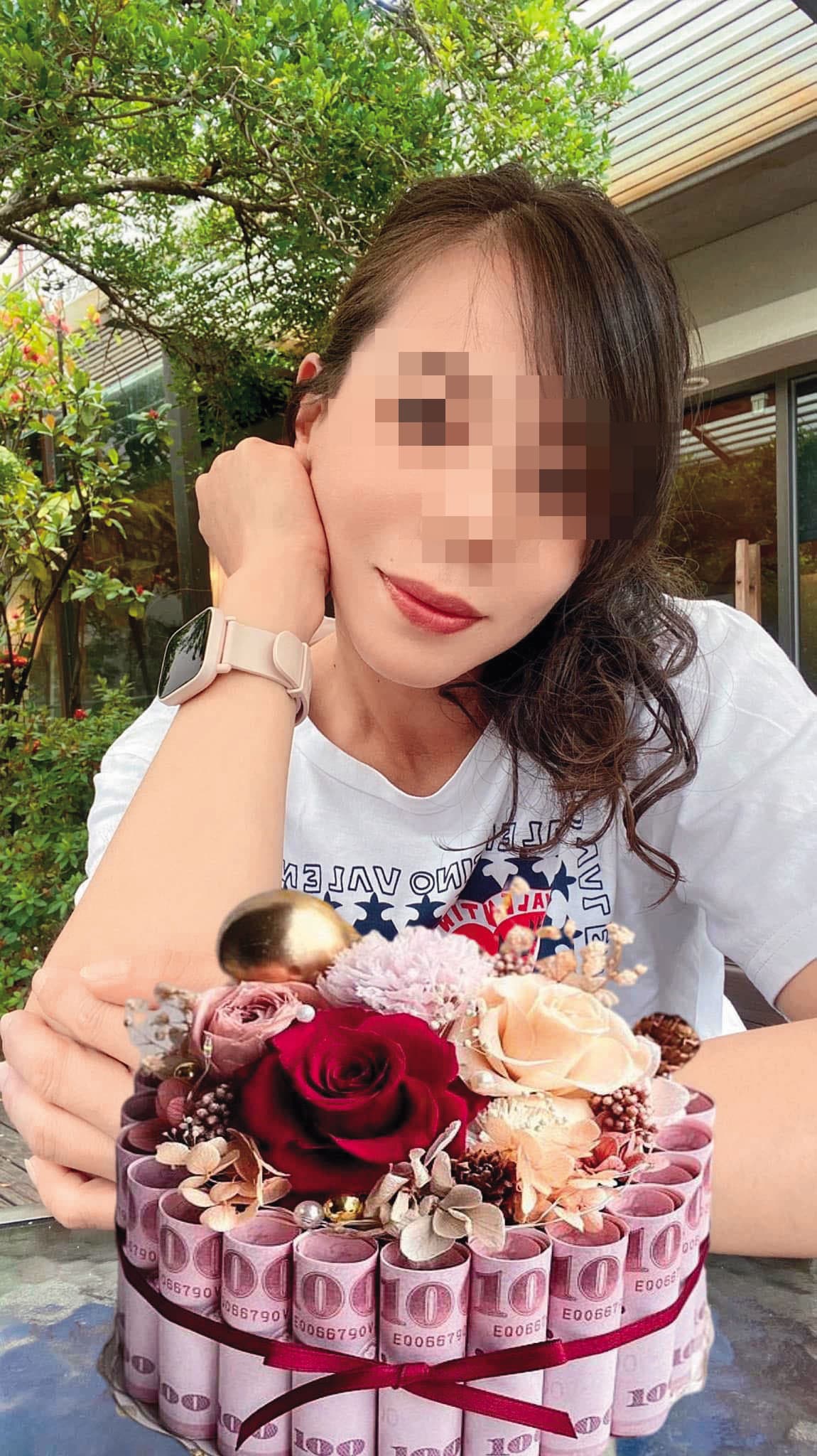 紀女3年前生日時，在臉書用鈔票蛋糕答謝朋友對她的祝福。（翻攝紀女臉書）