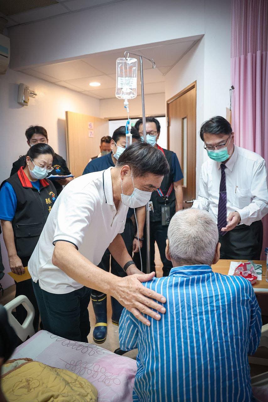 徐榛蔚缺席中央前進指揮所的工作會議，被抓包原來是特地陪郝龍斌到醫院跑行程。（翻攝自郝龍斌臉書）
