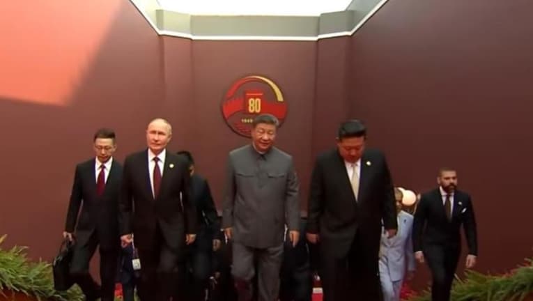 習近平、金正恩、普丁同框。（翻攝自微博）