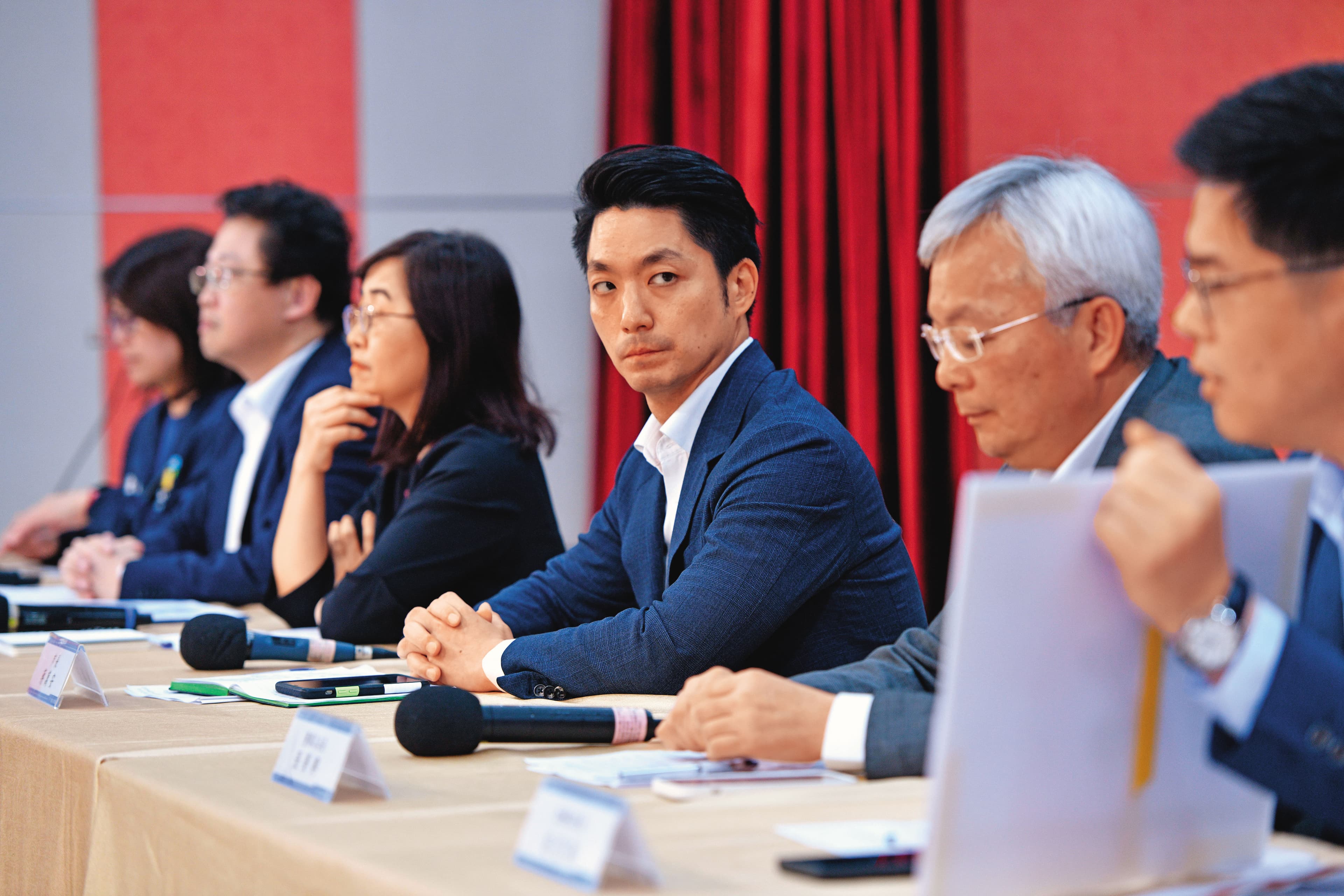 台北市長蔣萬安（右2）在中毒事件爆發後，親上火線主持記者會。