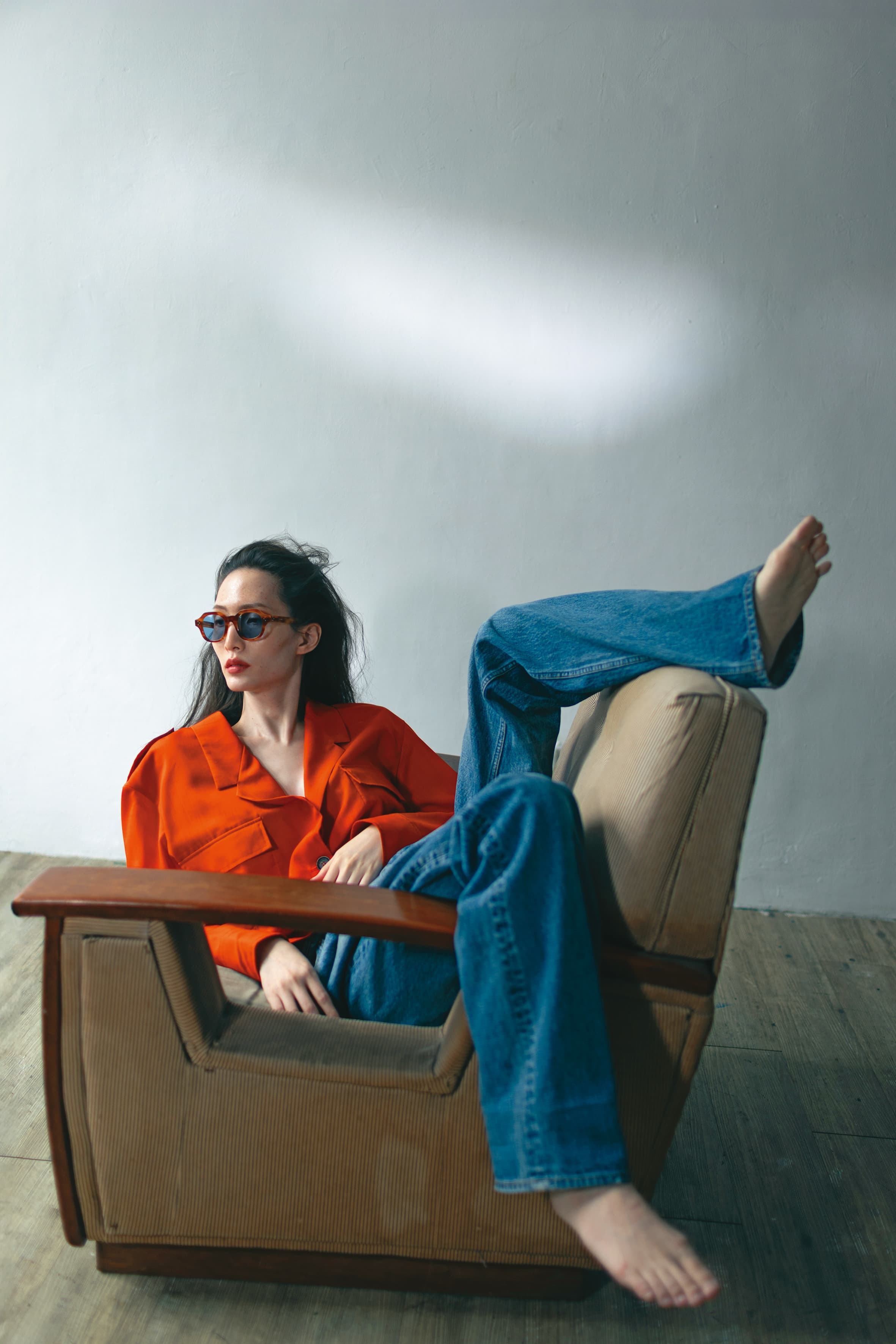 BOYFRIEND 002牛仔褲 NT$56,000 by CELINE；橘色襯衫 NT$78,900 by Ferragamo；BLACK FRAME 60太陽眼鏡 NT$14,400 by CELINE。