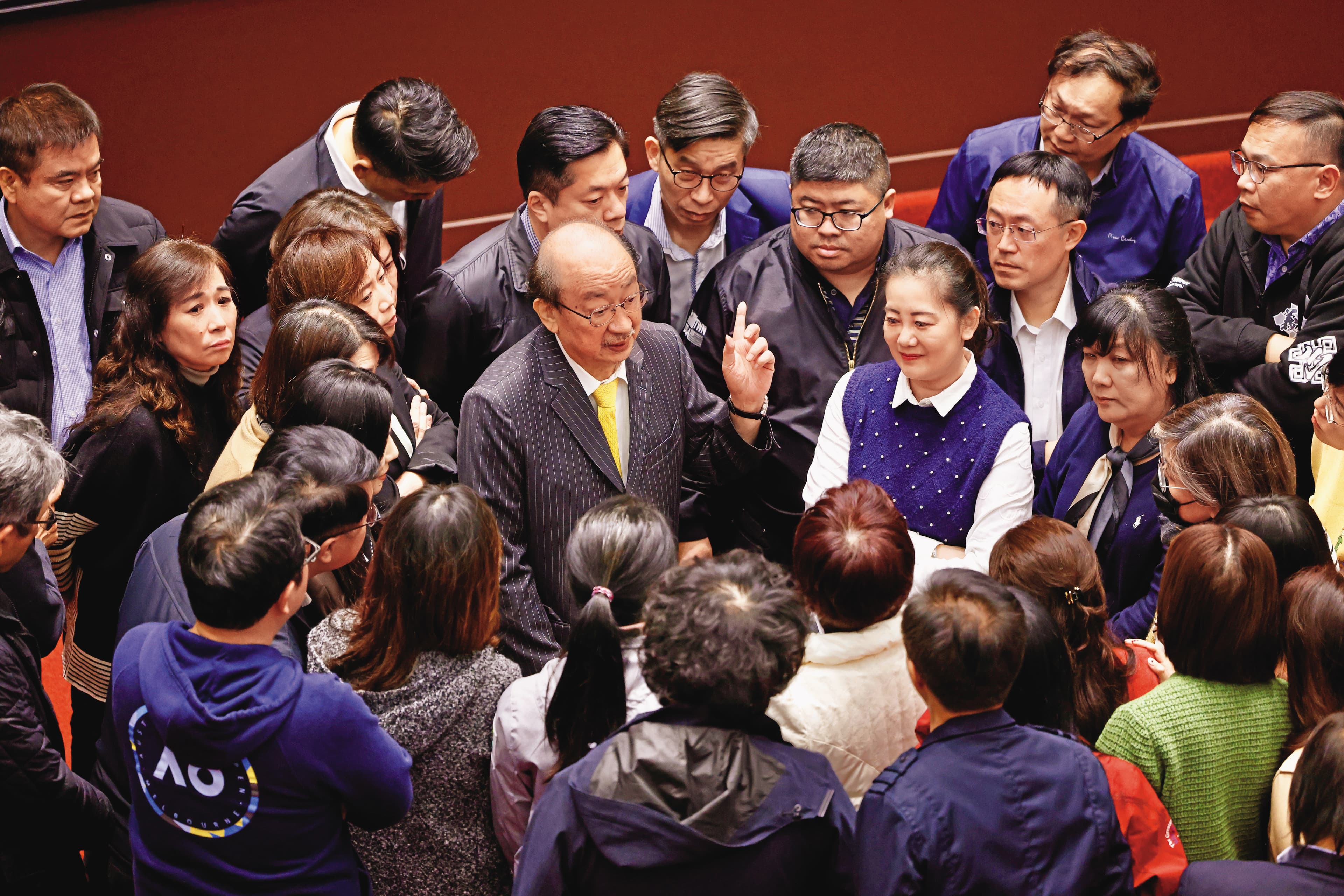 柯建銘率先拋出大罷免議題,又呼籲全國黨公職服務處設罷免站,讓行動加速升溫。
