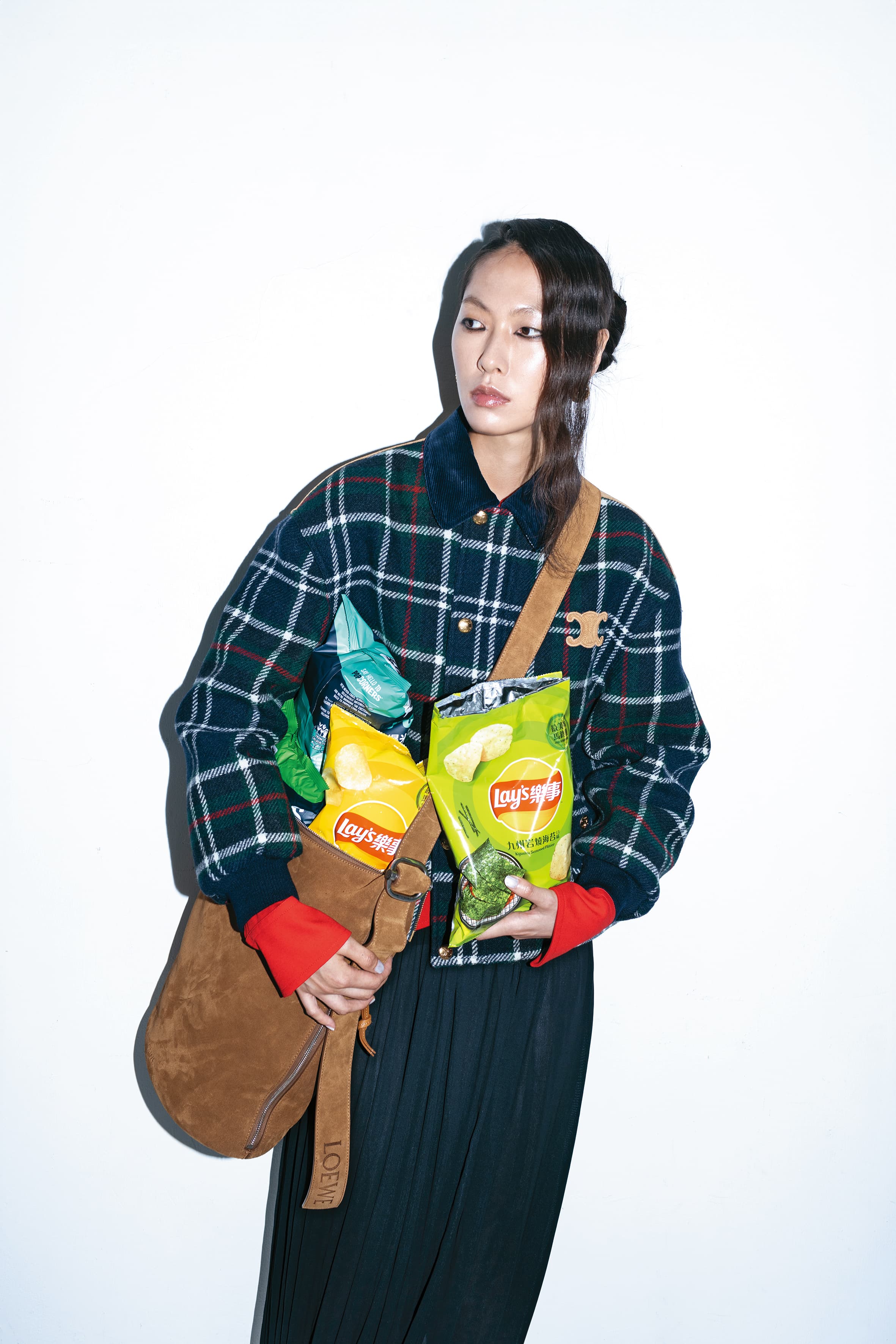 中型麂皮小牛皮Loop水桶包 NT$111,000 by LOEWE、TRIOMOHE格紋毛呢夾克 NT$110,000 by CELINE、紅黑拼接不對稱洋裝 NT$94,900 by FERRAGAMO