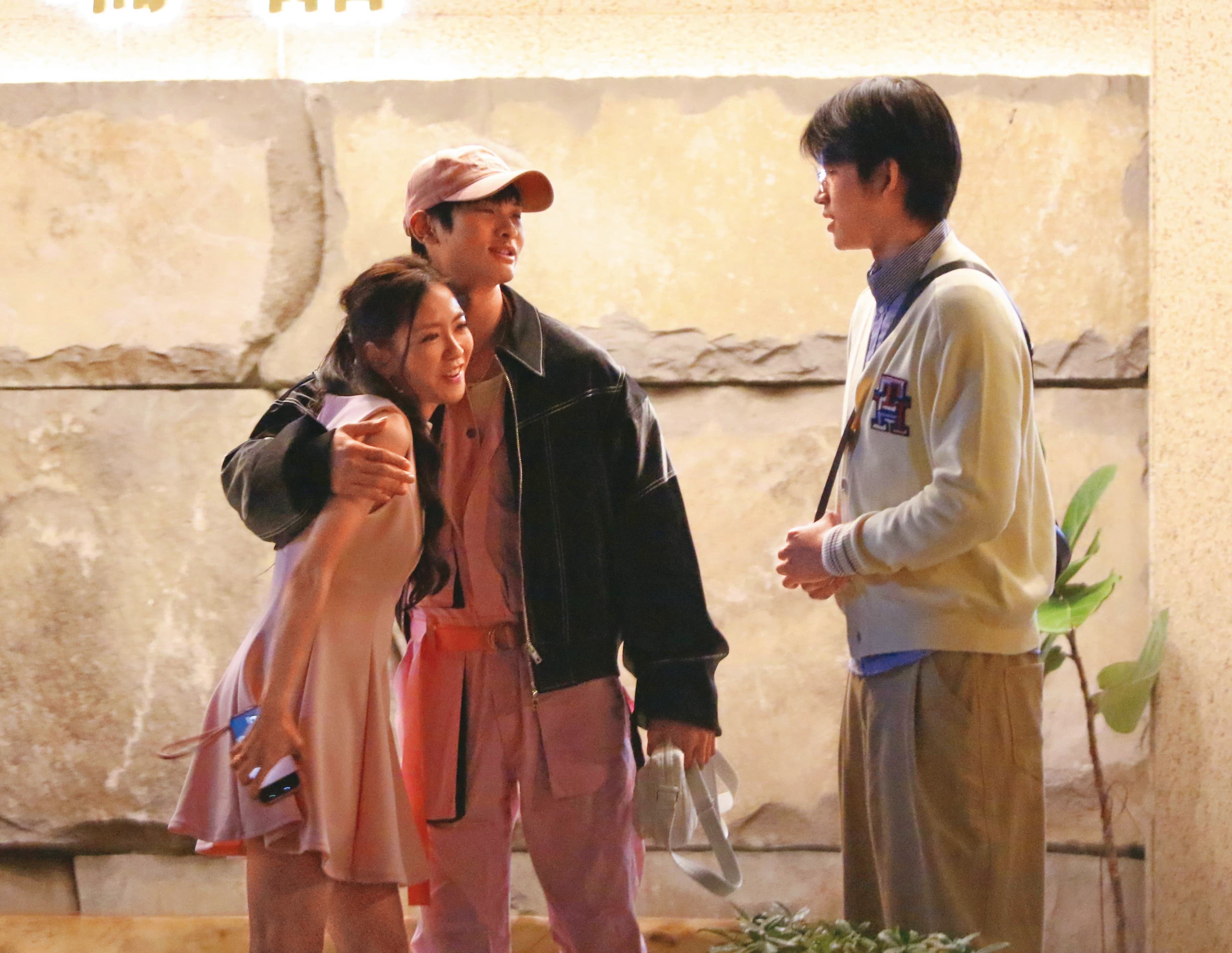 3/8 22：09 到了送客時間，夏浦洋（中）緊緊摟著楊千霈（左），兩人和王品澔（右）在門口寒暄。