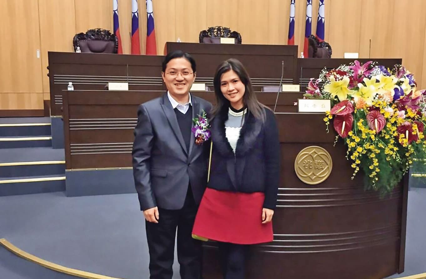 梁為超（左）的前妻（右）為藝術大學音樂系的高材生，曾舉辦音樂會為丈夫助選造勢。（翻攝梁為超臉書）