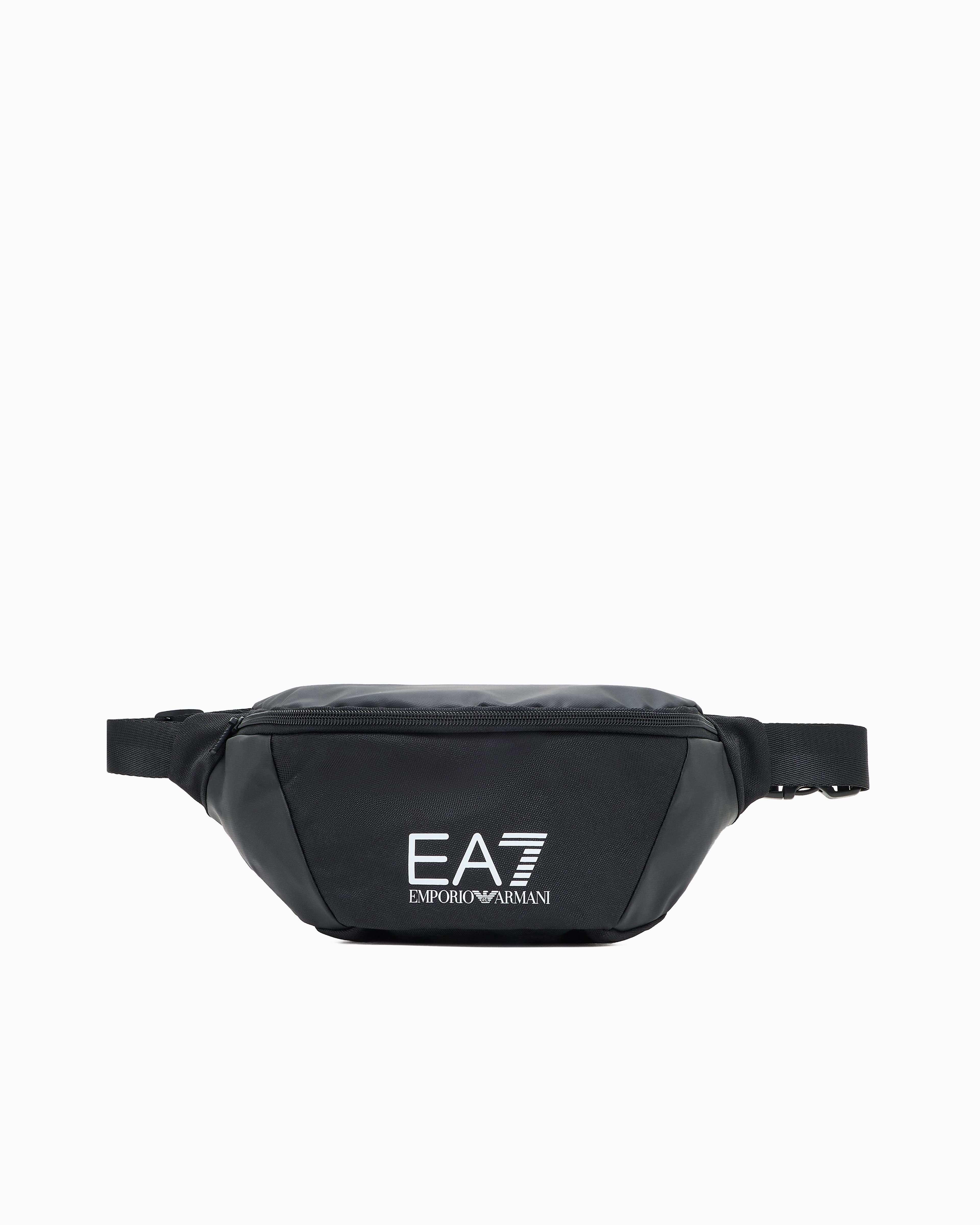 EA7斜背包。NT$3,100（ORSINI GROUP提供）