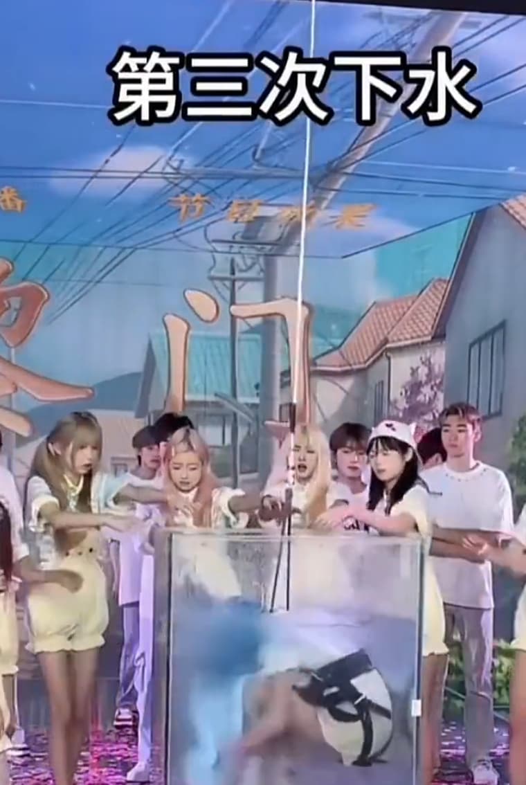 女子遭強迫進行溺水懲罰。（翻攝微博）
