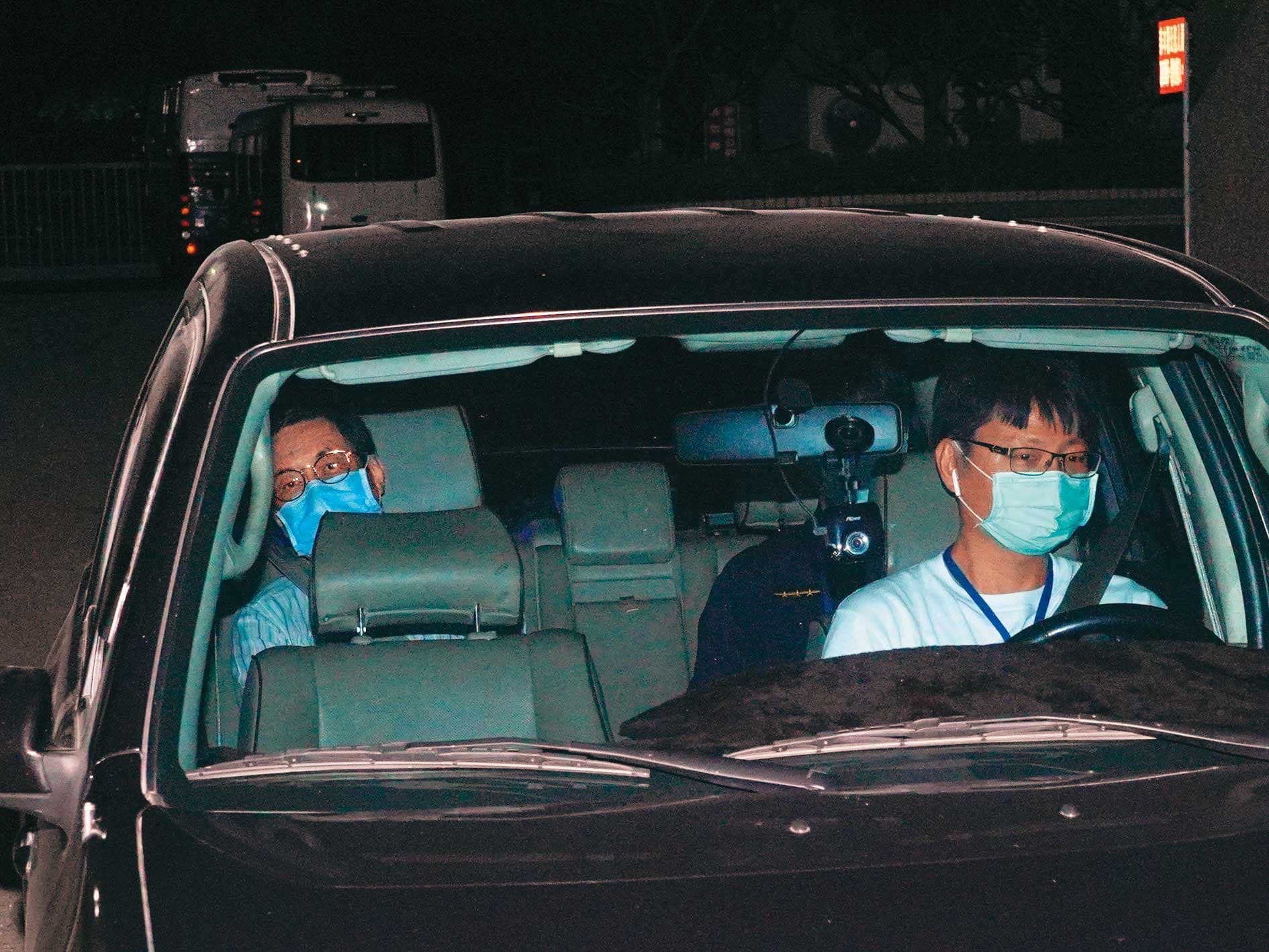 陳宏平任職台南官田分駐所期間，曾因包庇富商翁茂鍾（左）而遭監院彈劾。