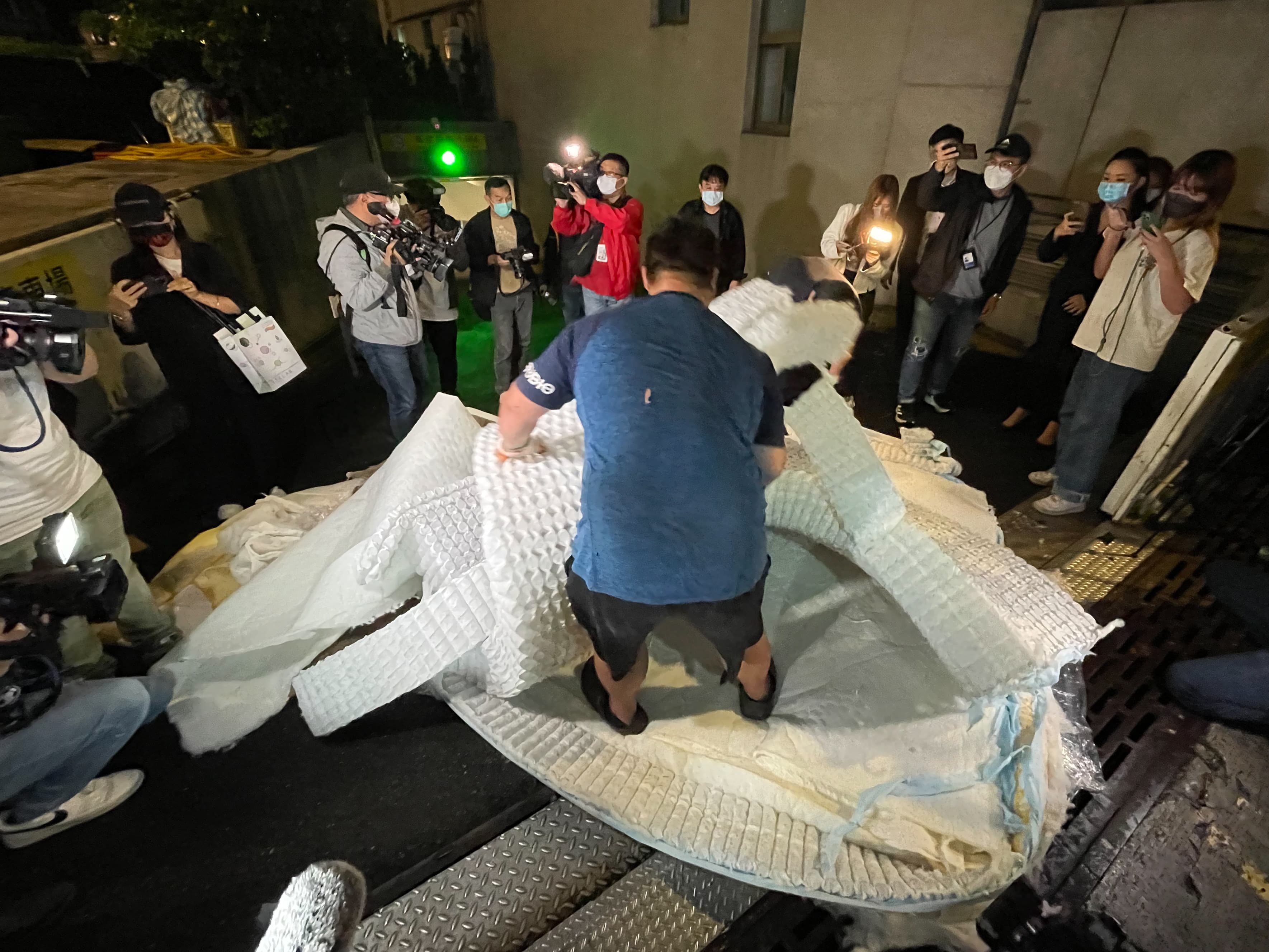 大S當年將床墊送至S Hotel後，由專人現場割開床墊。（本刊資料照）