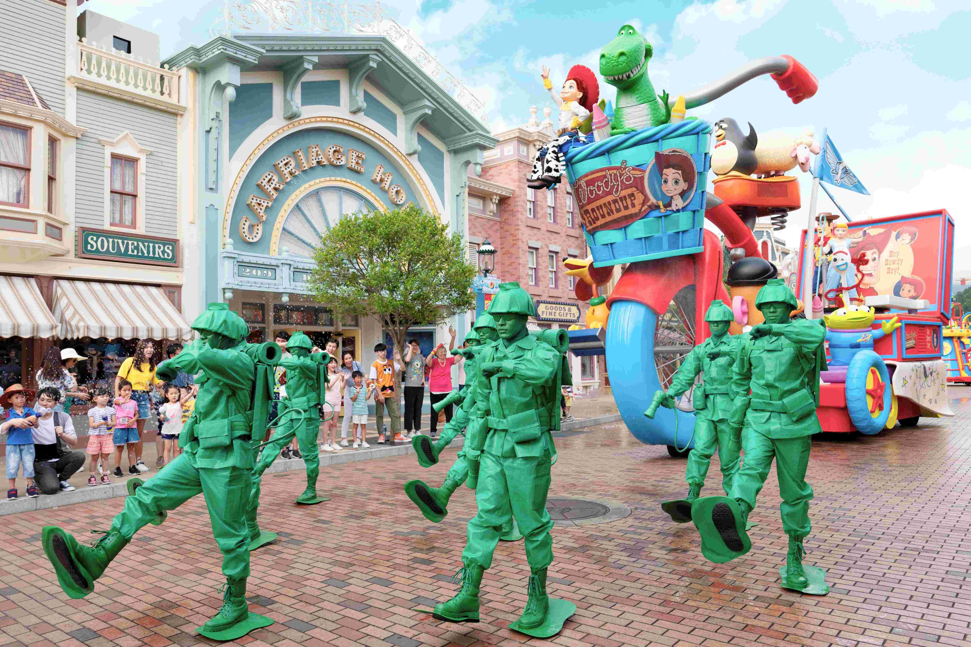 夏日入園可先從高人氣消暑活動「Pixar水花大街派對」開始,在歡樂節拍與沁涼水花中,皮克斯朋友帶來滿滿的水花驚喜。(香港迪士尼提供)