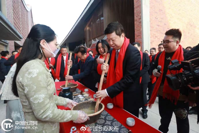 國台辦照片顯示，宋濤在與民眾互動時，陪同在旁的就是陳玉珍。（翻攝自國台辦微博）