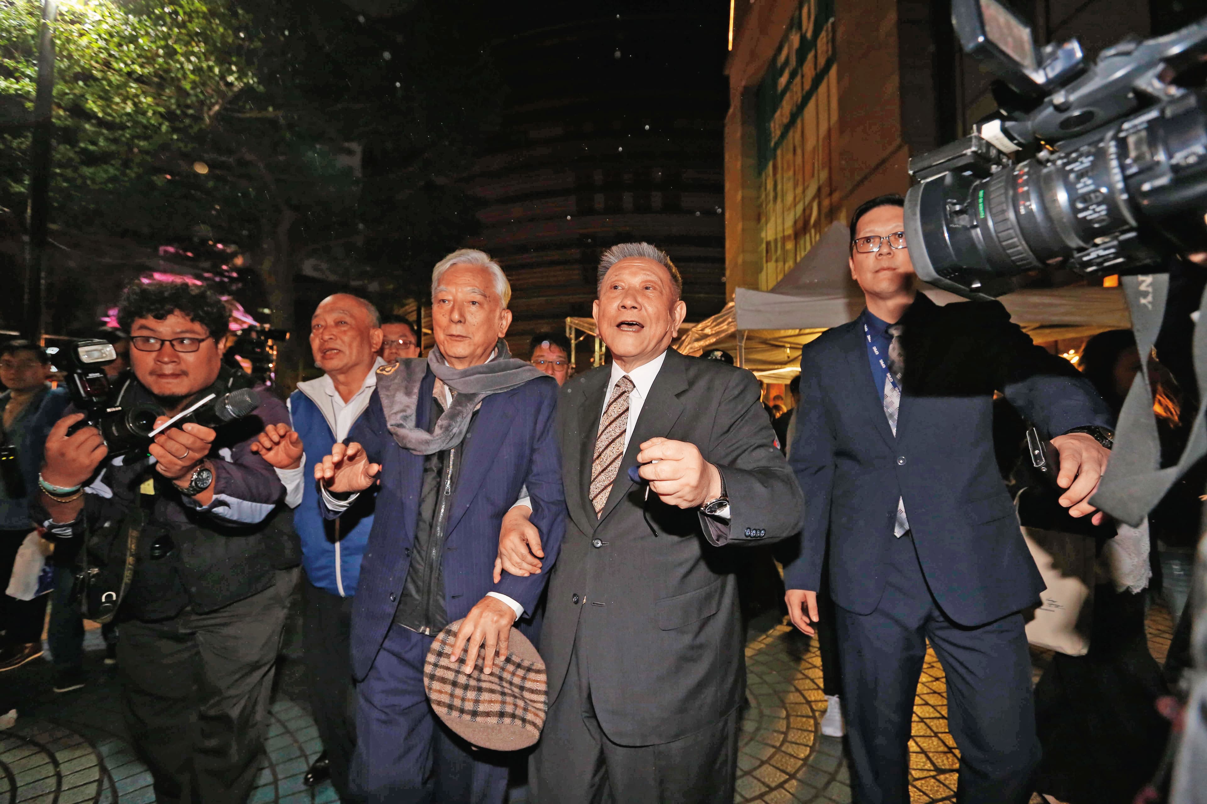 沈慶京在京華城容積率過關後，論功行賞公司高層，前台北市長黃大洲曾任威京集團董事，也獲200萬元犒賞。
