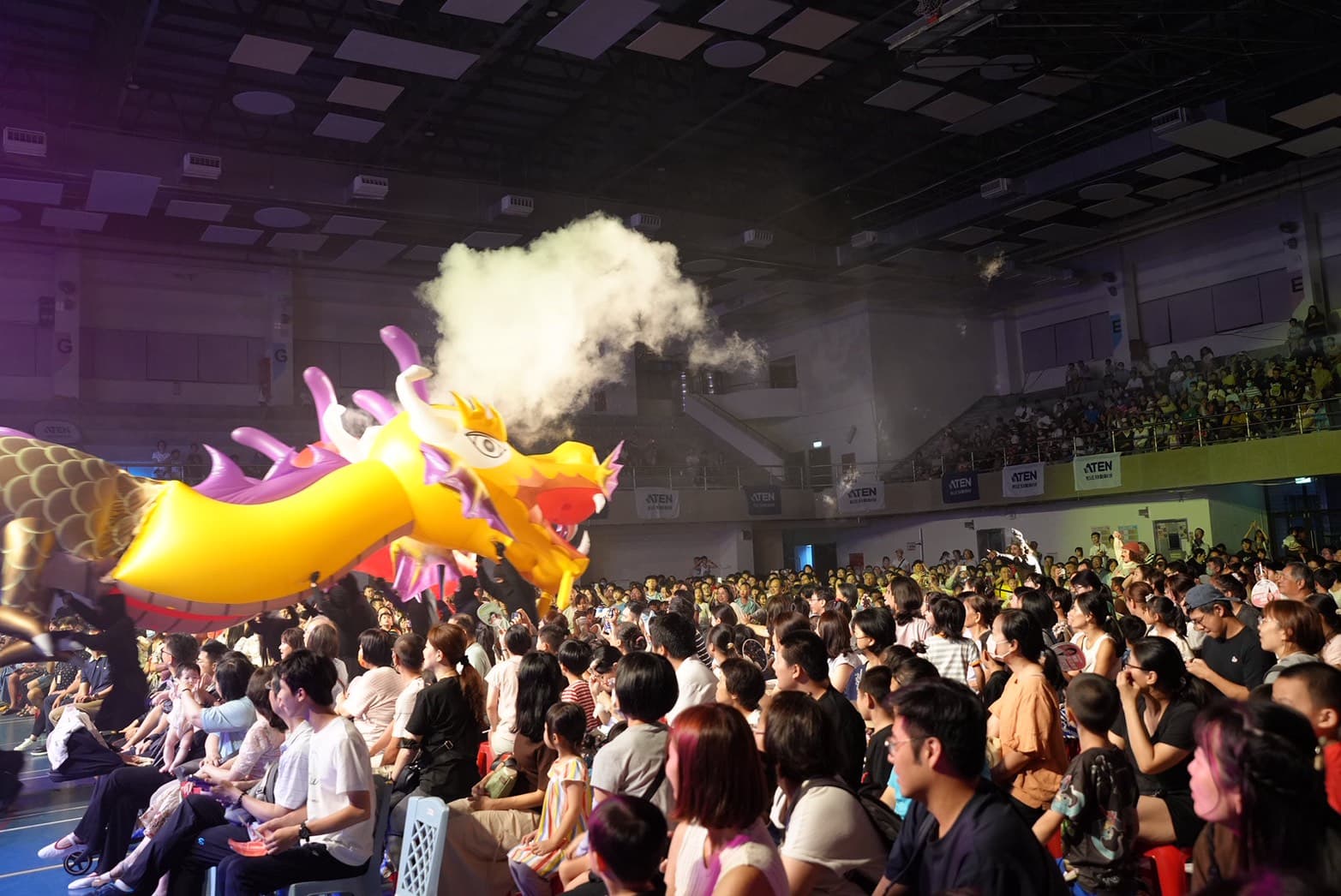 紙風車《台灣幻想曲》連續兩天在新北演出，吸引超過3000位親子到場，在歡笑與互動中共度夏夜。（紙風車劇團提供）