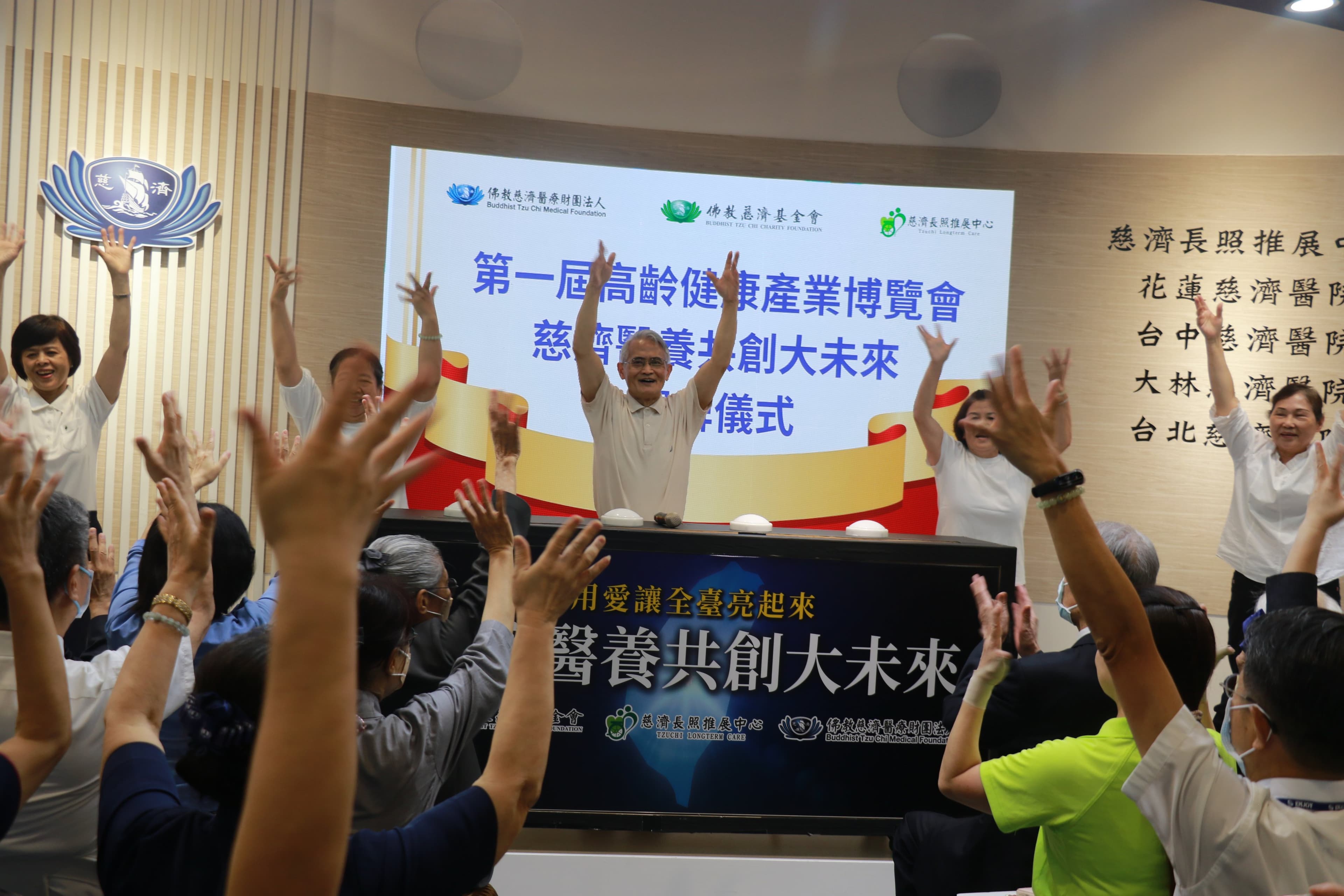 5位日照中心長輩帶動活力健身操元氣滿滿。（慈濟基金會提供）