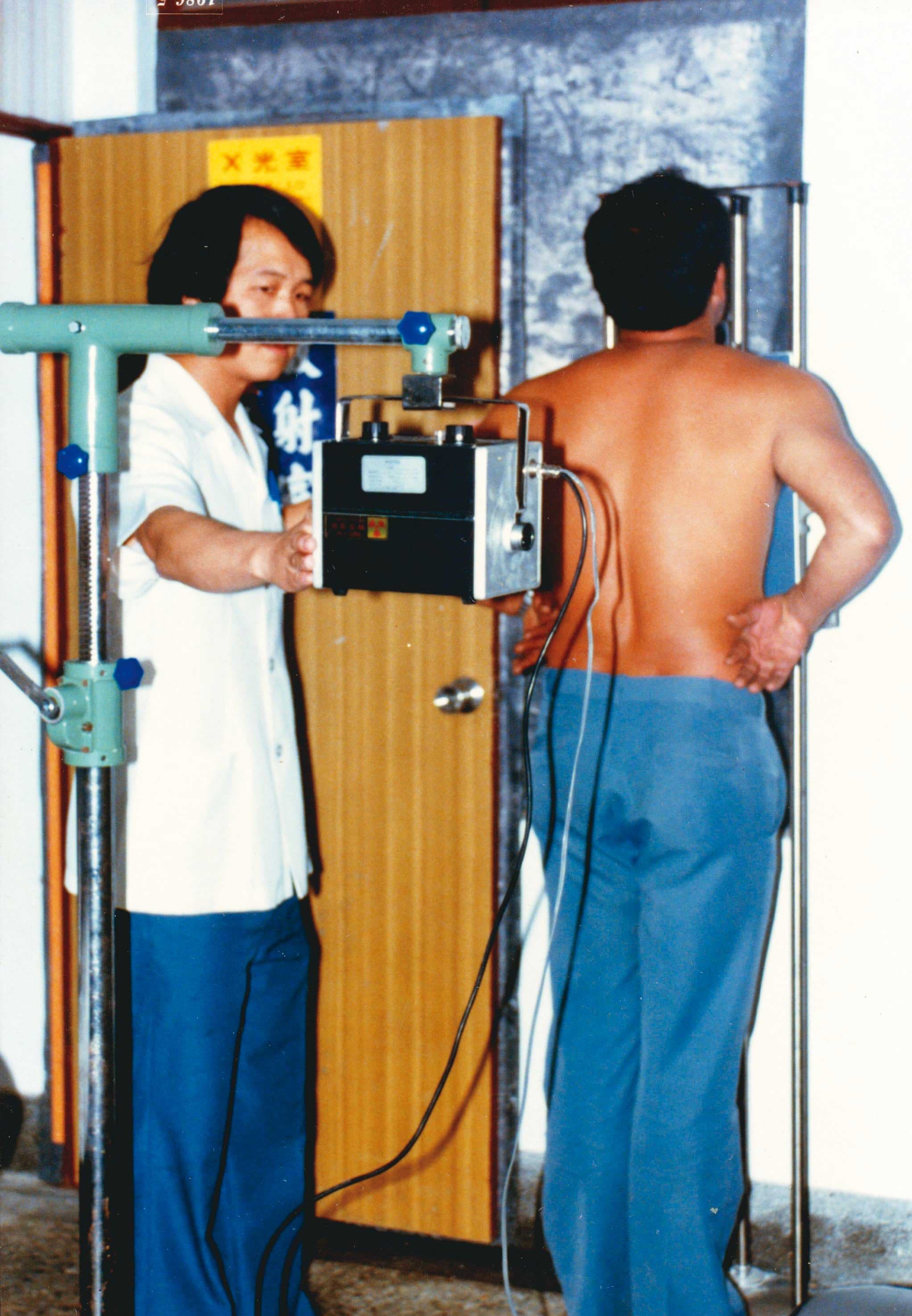 賴力行（左）曾帶著X光機到部落巡迴健檢和醫療達16年，可能因為防護措施不足，晚年檢查出肺腺癌。（賴力行提供）