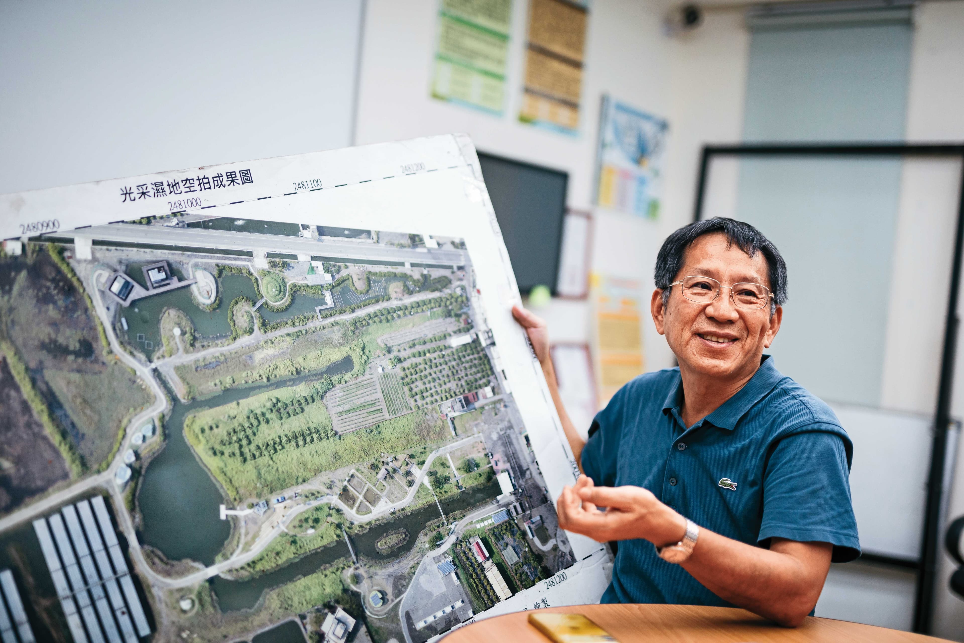 林仔邊自然文史保育協會理事長陳錦超，拿出當年光采濕地的空拍圖，其中有生態、有綠能，在他眼中是林邊的新亮點。