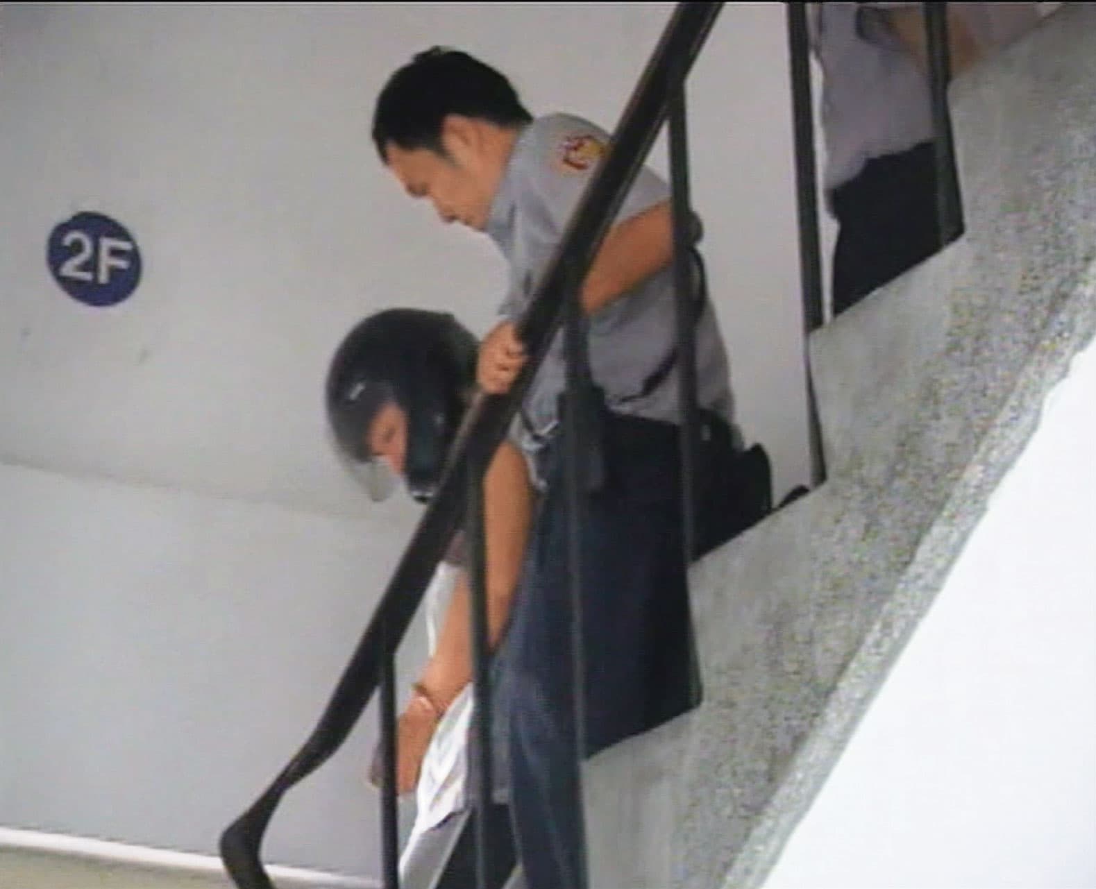 楊忠平（左）坦承殺人，被警方帶回偵訊，最後被判處無期徒刑。（東森新聞提供）
