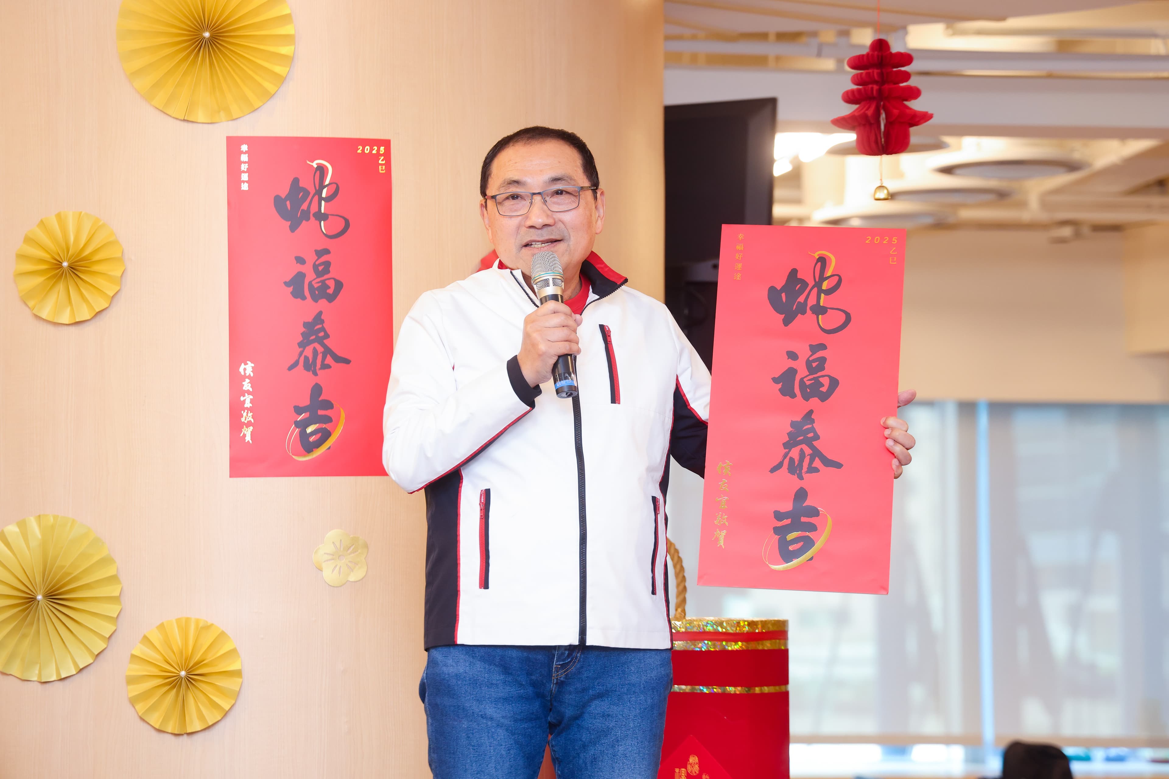 新北市「蛇福泰吉」春聯是一款創意的國台語雙語春聯。（新北市府提供）