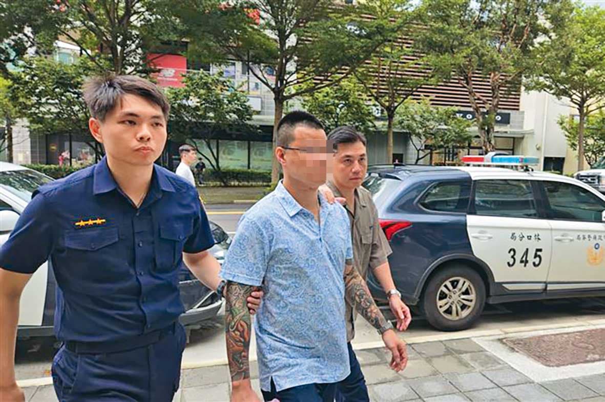 陳姓裝潢包商（中）衝撞健身俱樂部林口館後，遭警方逮捕。（翻攝畫面）