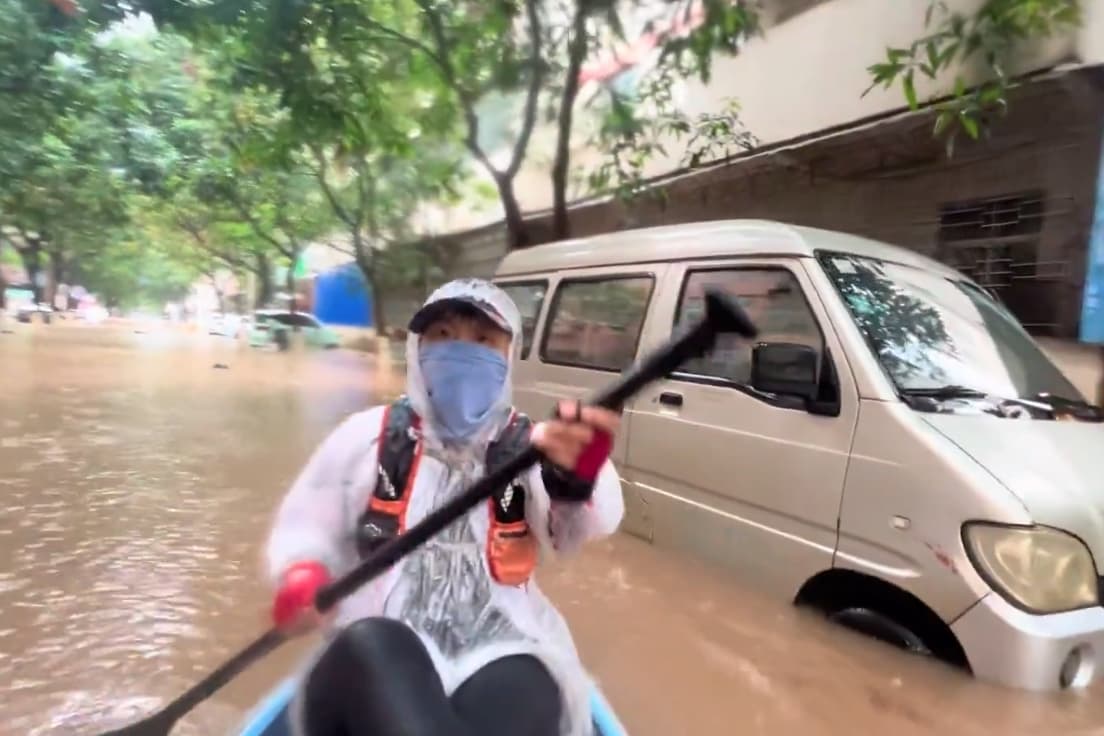 受大雨影響，中國廣西居民被迫划起小船出門。（翻攝自李老師不是你老師 X）