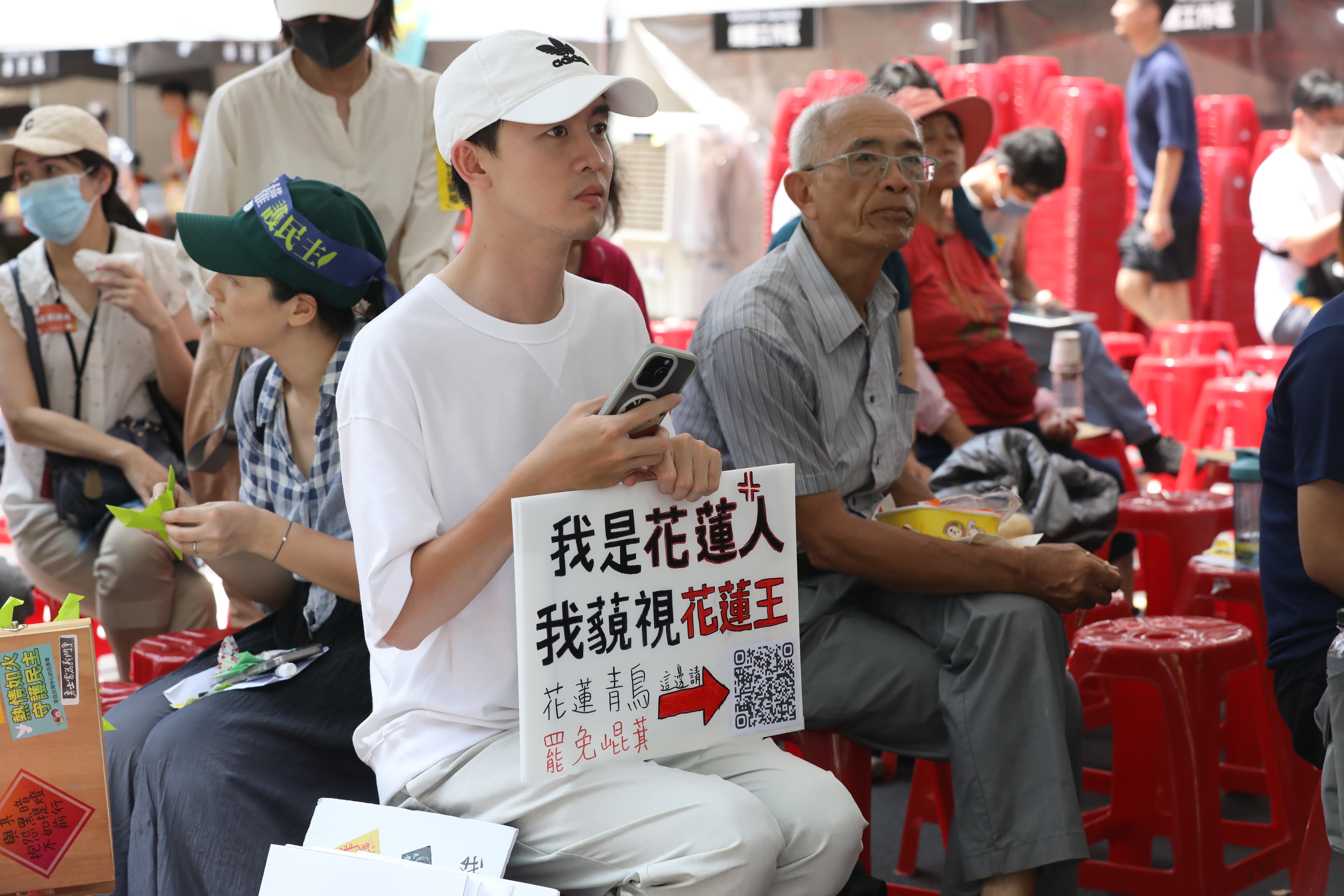 公民團體發起青鳥行動，在立法院外集結反對擴權修法。