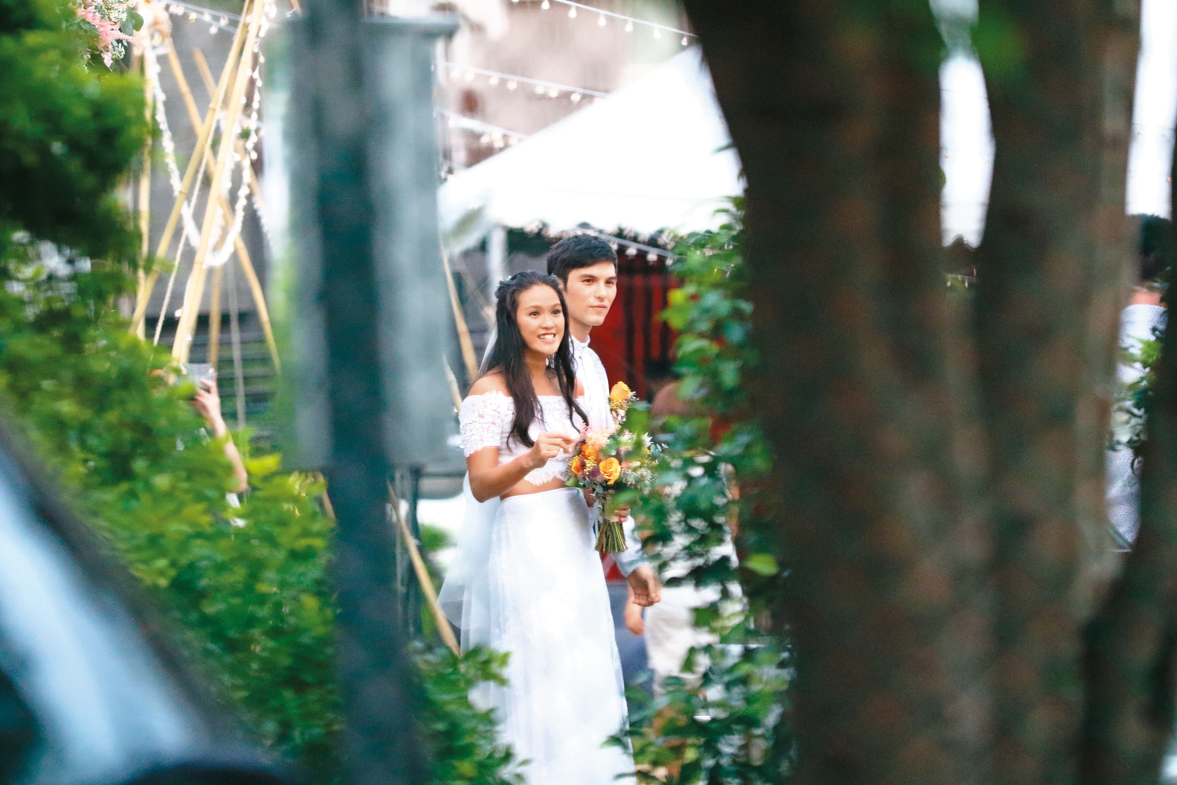 鳳小岳跟老婆的的婚禮非常簡單。傍晚時分，小倆口一身白出場，頗具歐風。（攝影：攝影組）