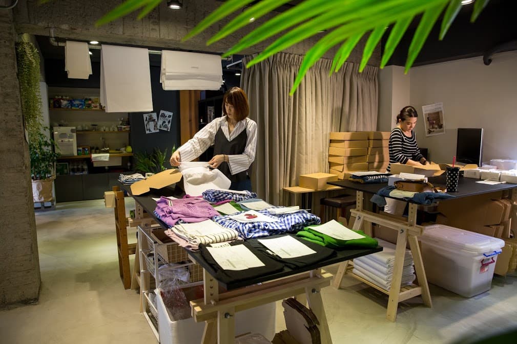 工作室雖不到50坪，但每月出貨達千件以上。（攝影：鄒保祥）