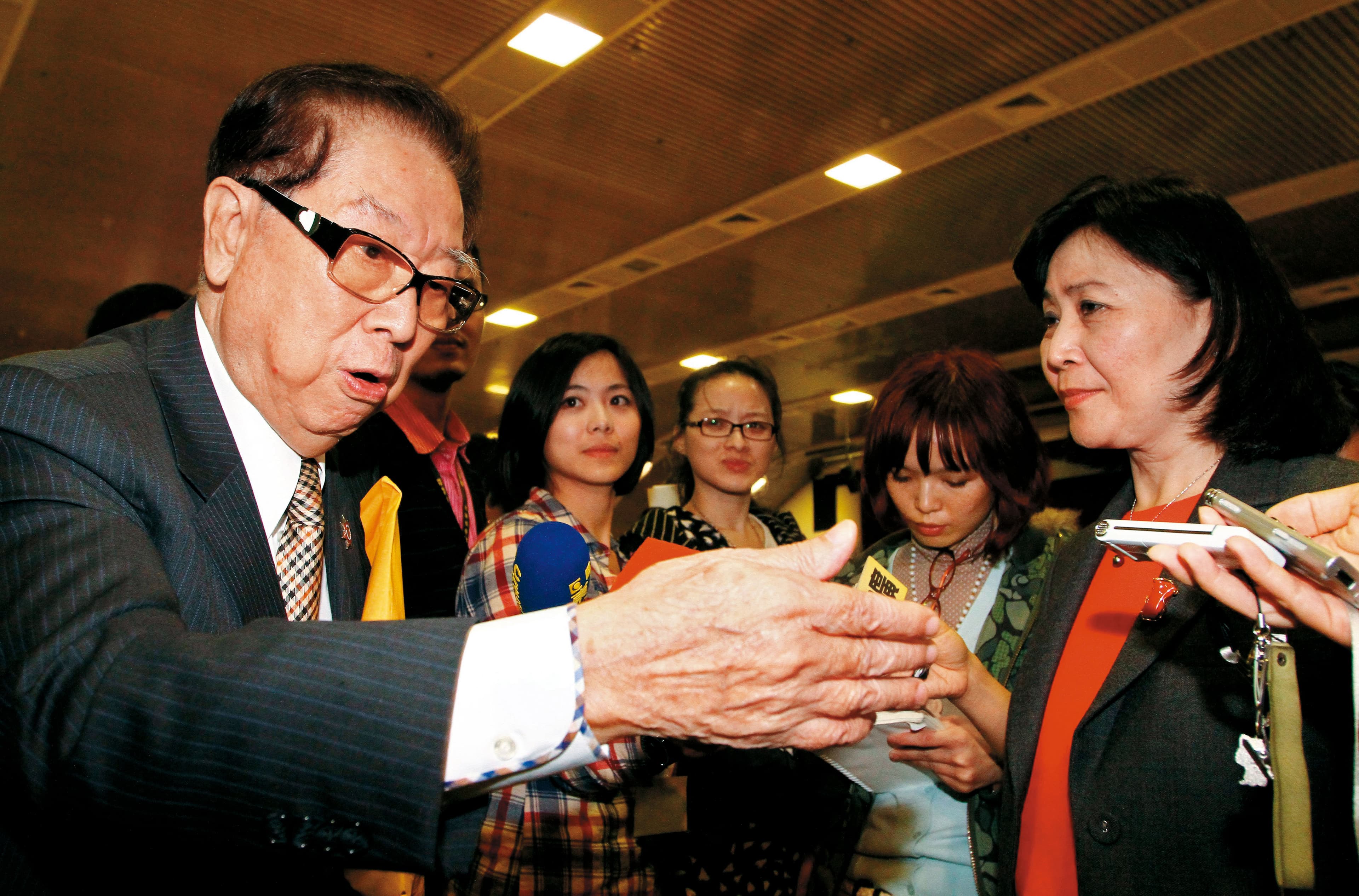 2012年財政部長劉憶如（右）推出新版證所稅方案，阿土伯（左）大聲反對。（聯合知識庫）