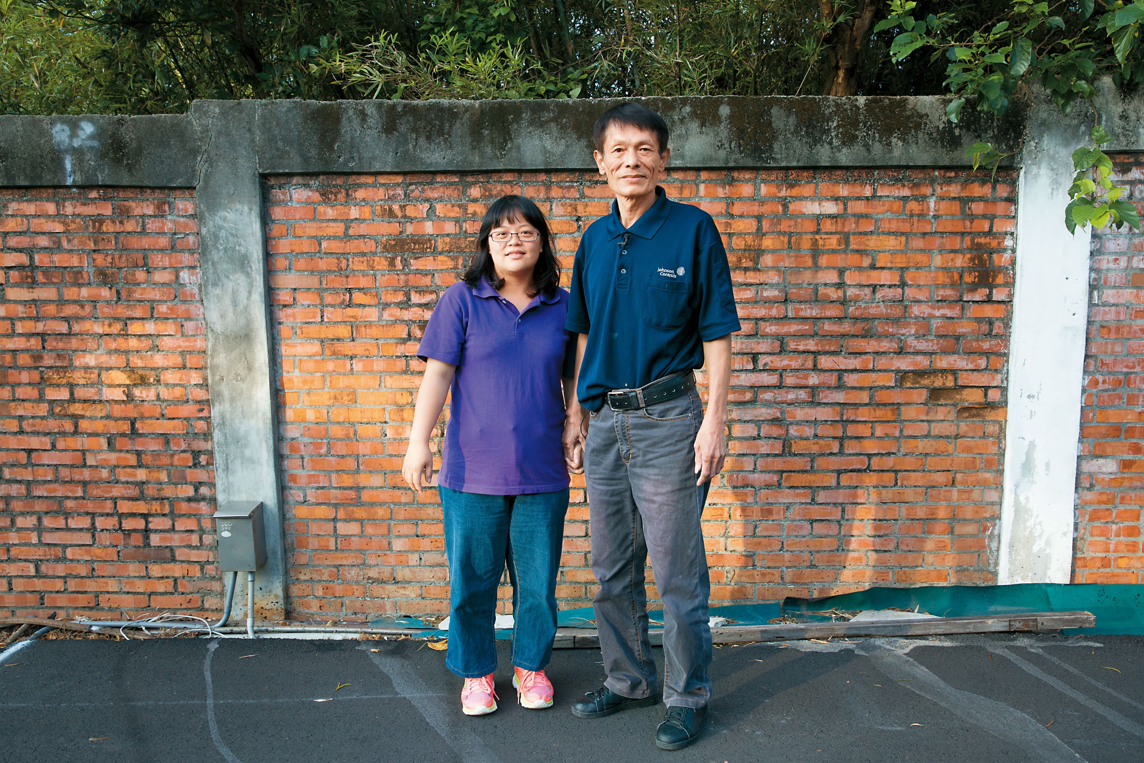 楊登雄與同樣從事清潔工作的女友。
