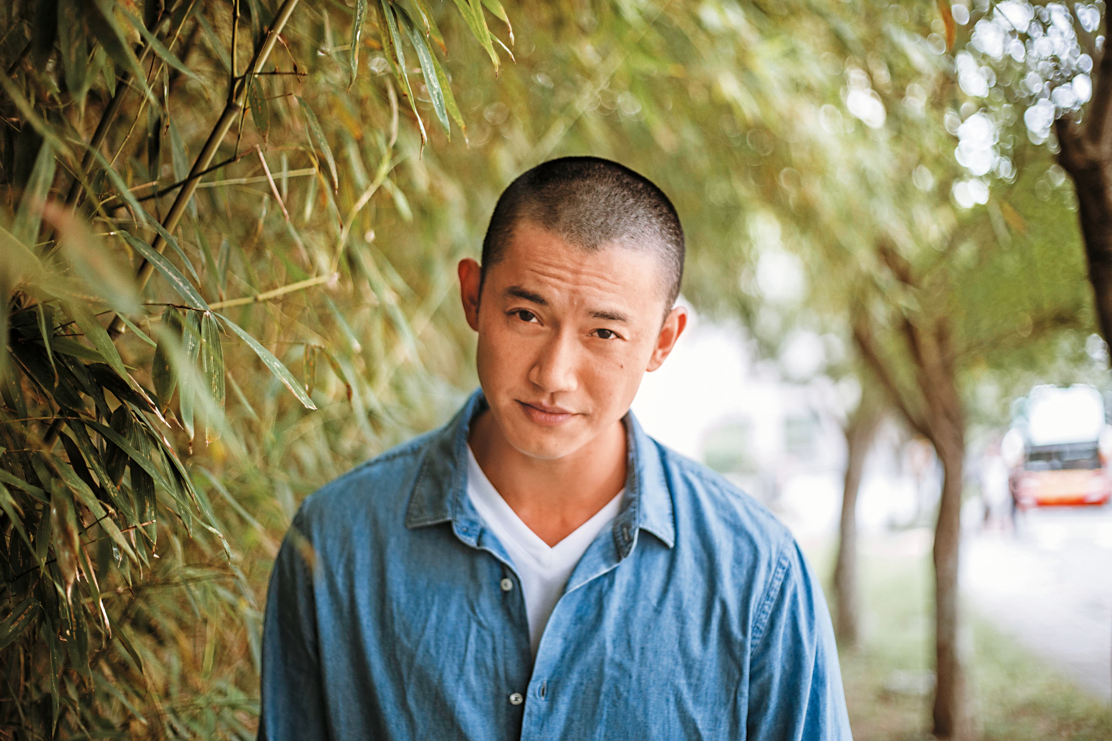 抬頭紋糾結讓吳慷仁更有戲，在戲劇裡他總是給出最多，去嘗試別人沒想過的路徑，是一種屬於他自己的叛逆。