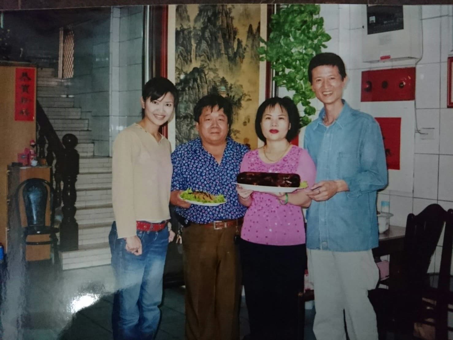 第三代蕭獻澤與蘇素滿（左二、三）夫妻接手老店時，是生意鼎盛時期，吸引藝人阿西（右）等名人光顧。（噴水餐廳提供）