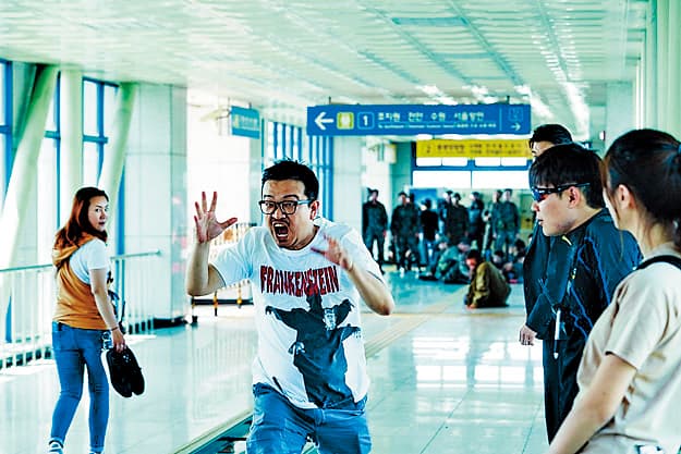 賣座夯片《屍速列車》導演延尚昊（左），是韓國特別扶植的動畫導演之一。（車庫娛樂提供）