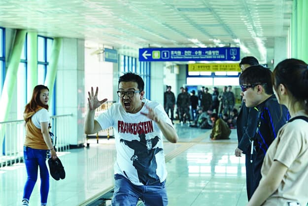 導演延尚昊從小飽受霸凌，使他的作品總是帶著濃厚的批判色彩。（車庫娛樂提供）