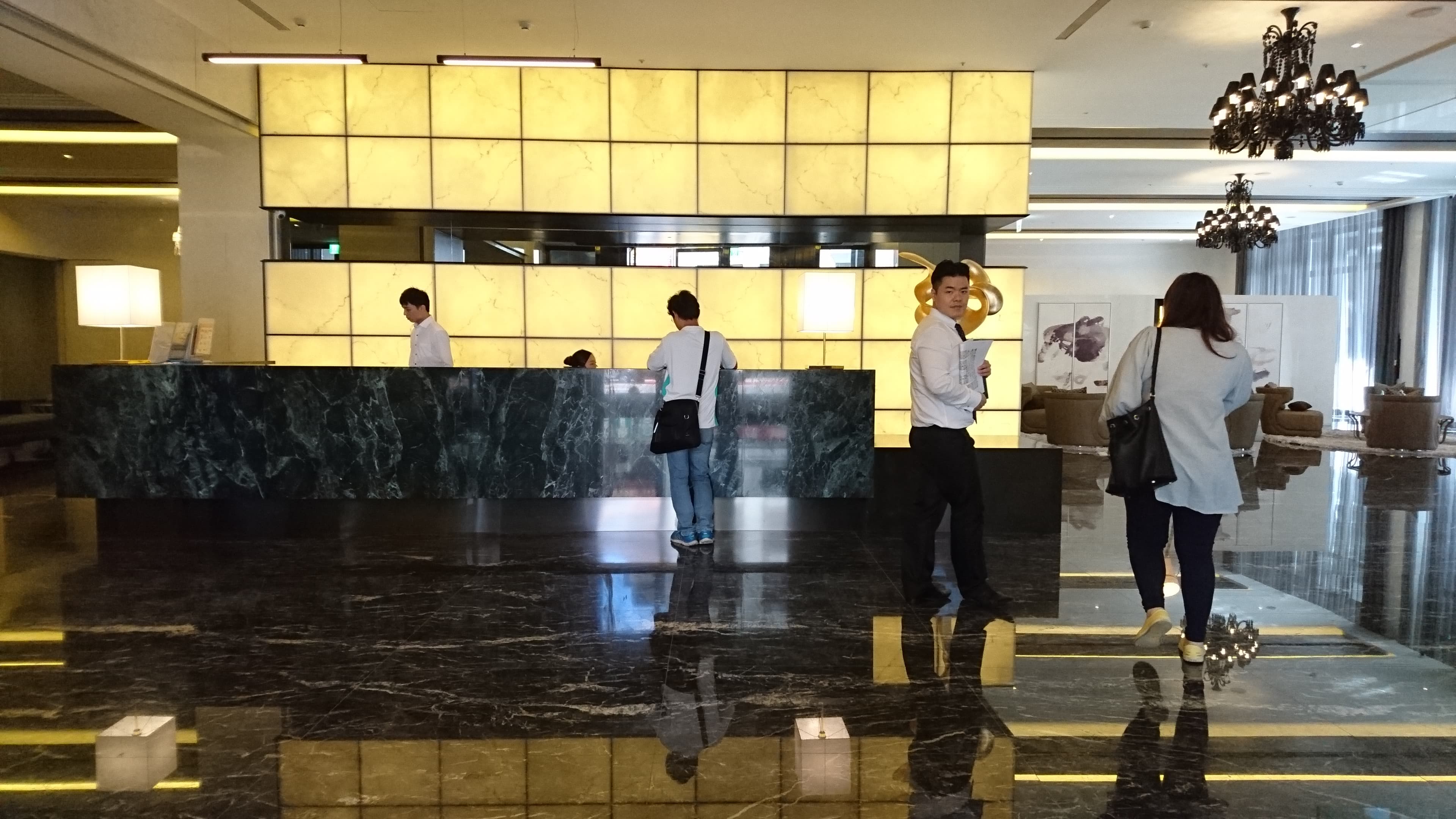 「台北晶麒」共686戶，2013年開賣3個月就完銷，今年遇房市低點，遭已購客退戶70多戶。